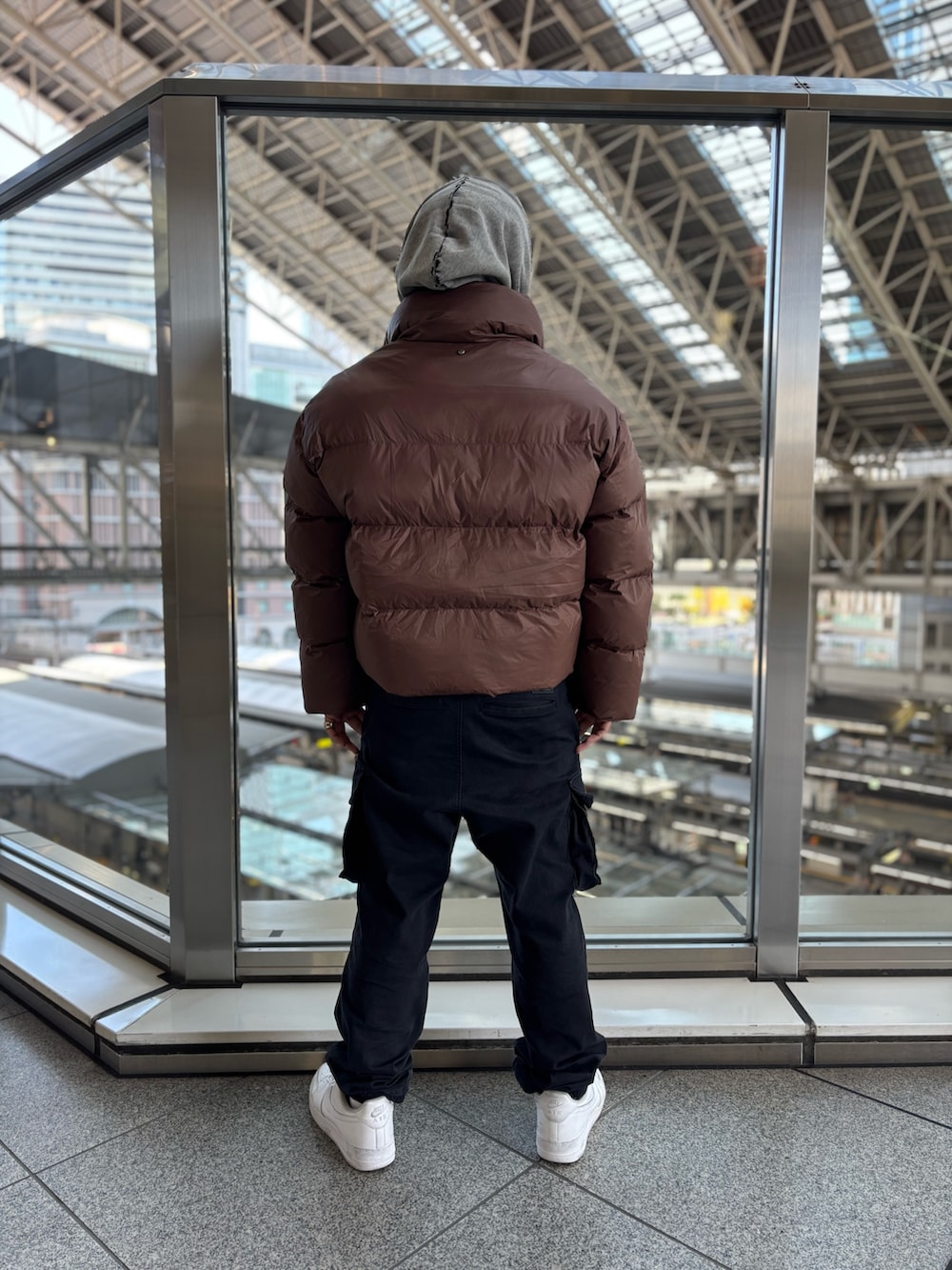 「Danke schon、休日スタイル、冬コーデ、lhplucuaosaka、LHP」｜「DANKE SCHONのDankeschon/ダンケシェーン/NYLON STAND SHORT BZ（ブルゾン、ブラウン系）」を使った、田中理登さん（メンズ・164cm）の冬コーディネートの3枚目の写真