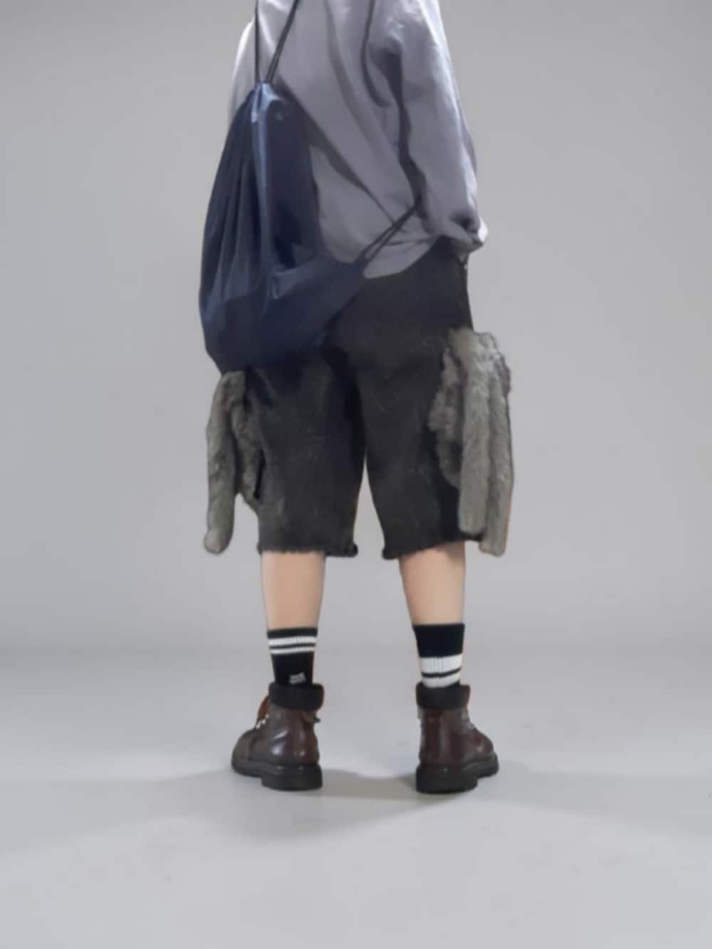 グレー系のTシャツ/カットソー、ブラウン系のデニムパンツ、ブルー系のバックパック/リュックを着用したメンズの夏コーディネートの2枚目の写真