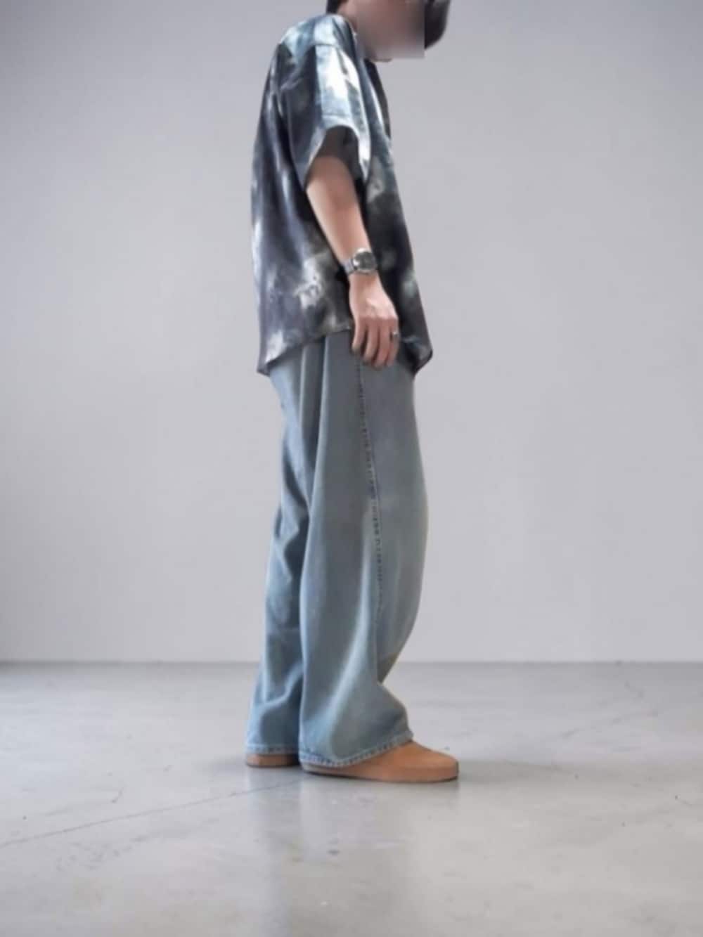 ホワイト系のタンクトップ、ブラック系のシャツ/ブラウス、ブルー系のデニムパンツを着用したメンズの夏コーディネートの2枚目の写真