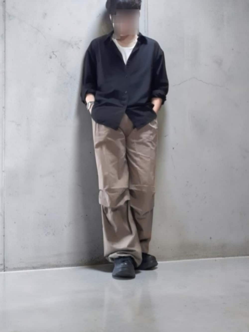 ブラウン系のその他パンツ、ブラック系のスニーカー、ブラック系のシャツ/ブラウスを着用したメンズの夏コーディネートの2枚目の写真