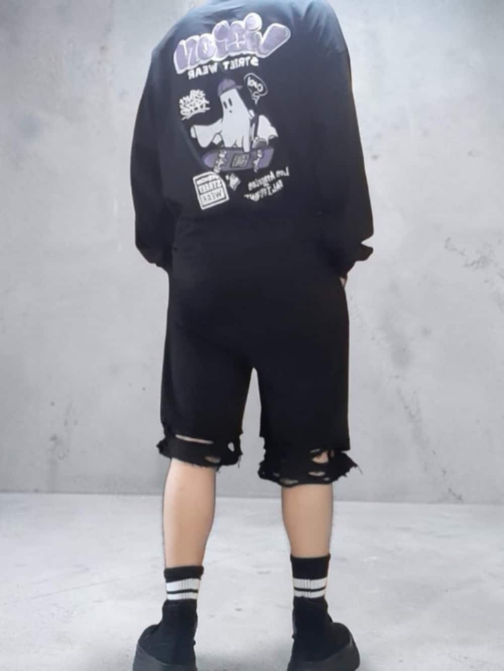 ブラック系のTシャツ/カットソー、ブラック系のスウェットパンツ、ブラック系のスニーカーを着用したメンズの秋コーディネートの4枚目の写真