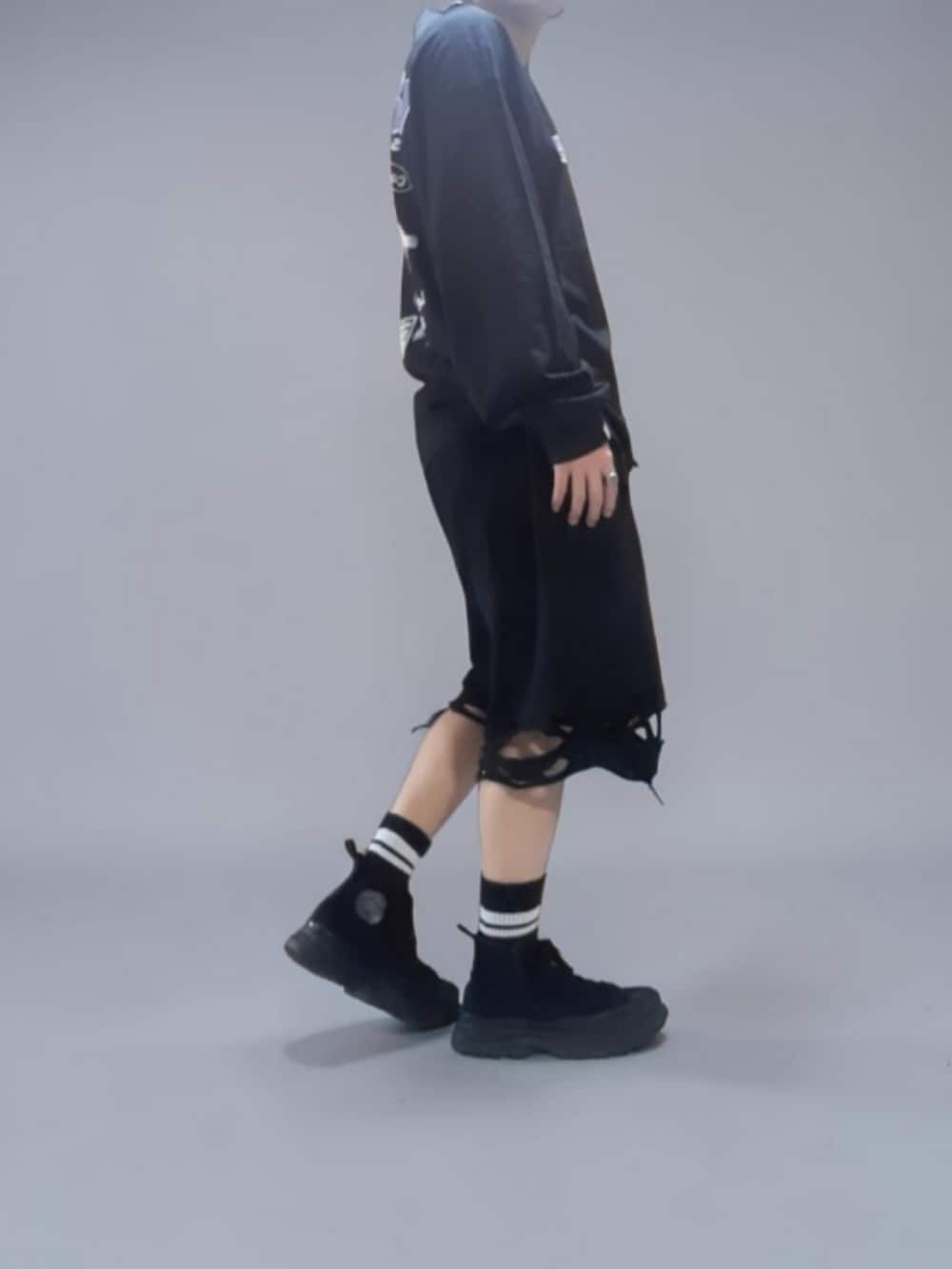 ブラック系のTシャツ/カットソー、ブラック系のスウェットパンツ、ブラック系のスニーカーを着用したメンズの秋コーディネートの3枚目の写真