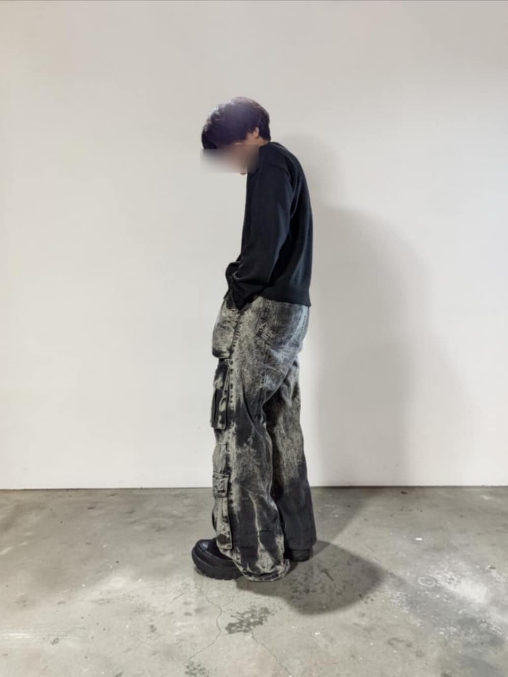 ブラック系のカーディガン/ボレロ、グレー系のカーゴパンツ、ブラック系のスニーカーを着用したメンズの秋コーディネートの5枚目の写真
