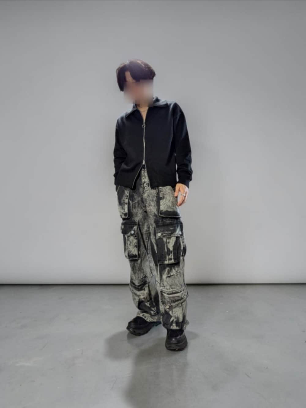 ブラック系のカーディガン/ボレロ、グレー系のカーゴパンツ、ブラック系のスニーカーを着用したメンズの秋コーディネートの2枚目の写真