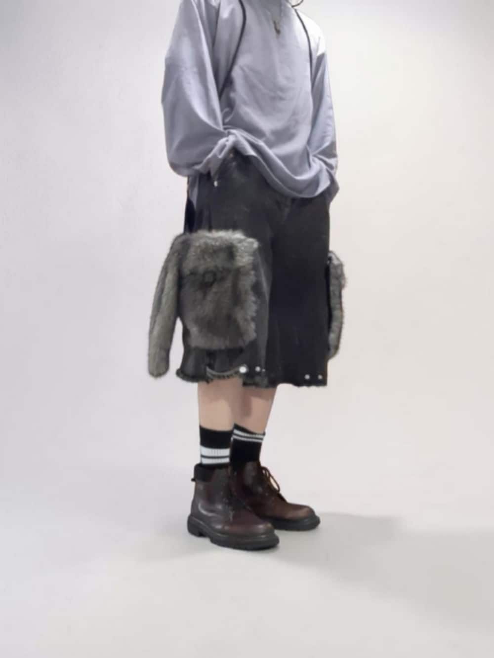 グレー系のTシャツ/カットソー、ブラウン系のデニムパンツ、ブルー系のバックパック/リュックを着用したメンズの夏コーディネートの3枚目の写真