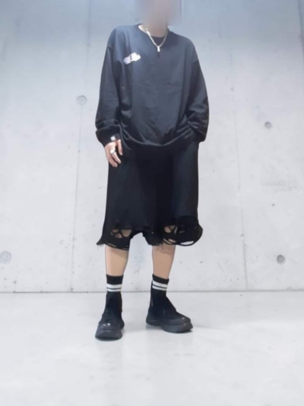 ブラック系のTシャツ/カットソー、ブラック系のスウェットパンツ、ブラック系のスニーカーを着用したメンズの秋コーディネートの2枚目の写真