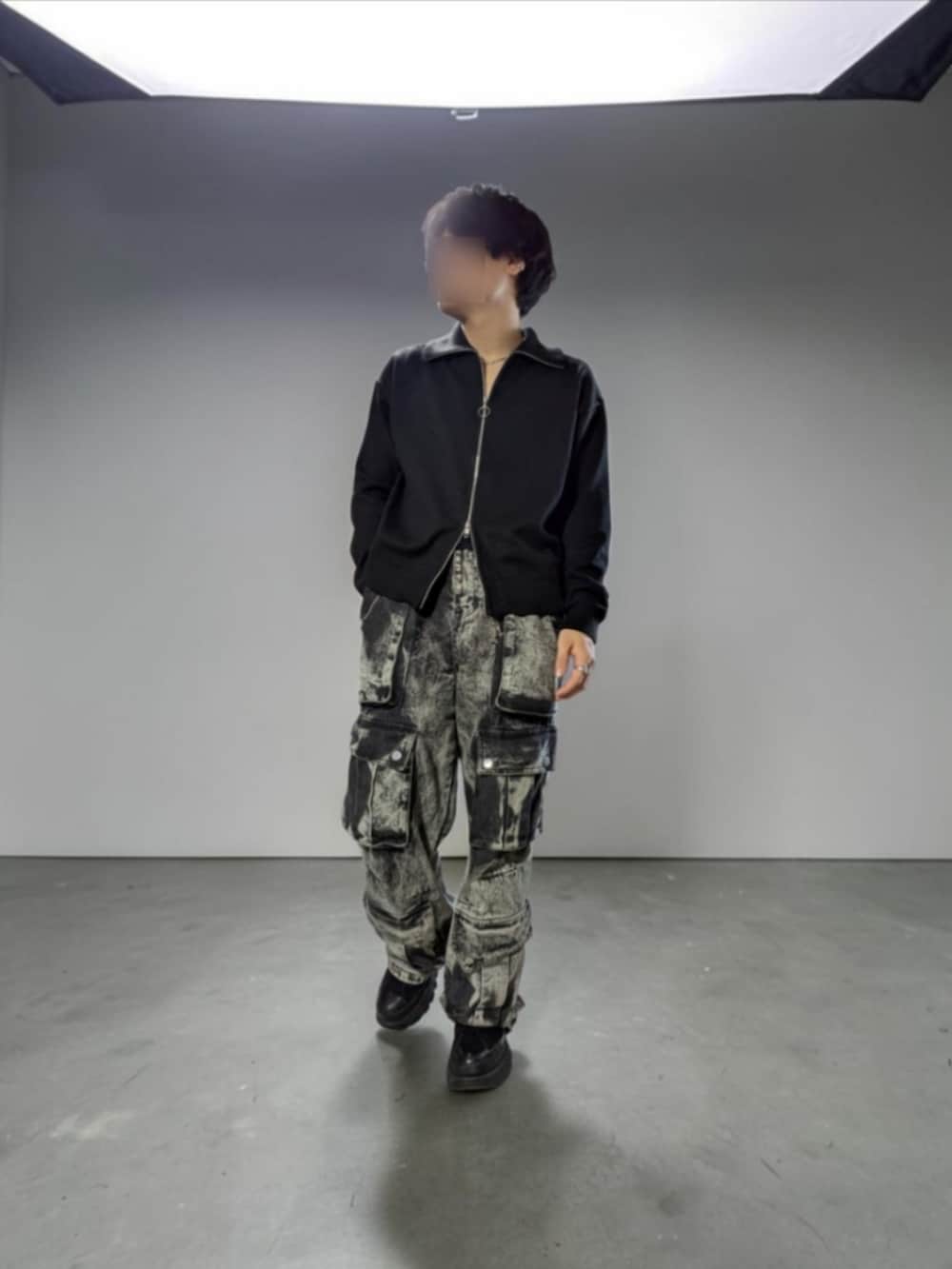 ブラック系のカーディガン/ボレロ、グレー系のカーゴパンツ、ブラック系のスニーカーを着用したメンズの秋コーディネートの3枚目の写真