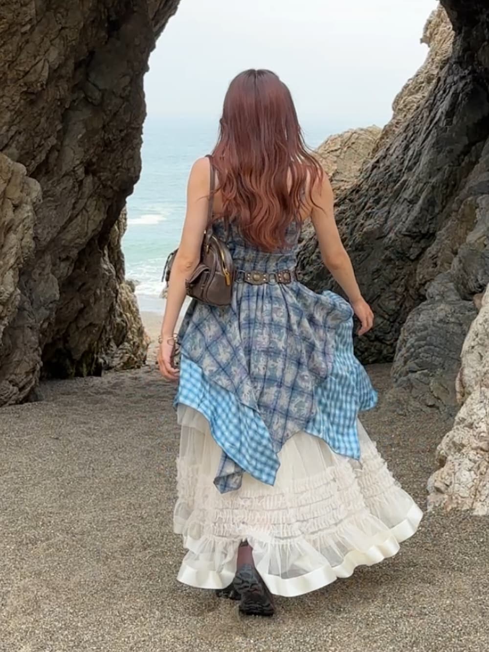 ベージュ系のその他シューズ、ホワイト系のスカート、ブルー系のワンピースを着用したレディースの夏コーディネートの2枚目の写真