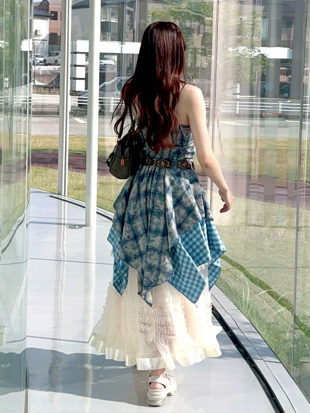 ベージュ系のその他シューズ、ホワイト系のスカート、ブルー系のワンピースを着用したレディースの夏コーディネートの3枚目の写真