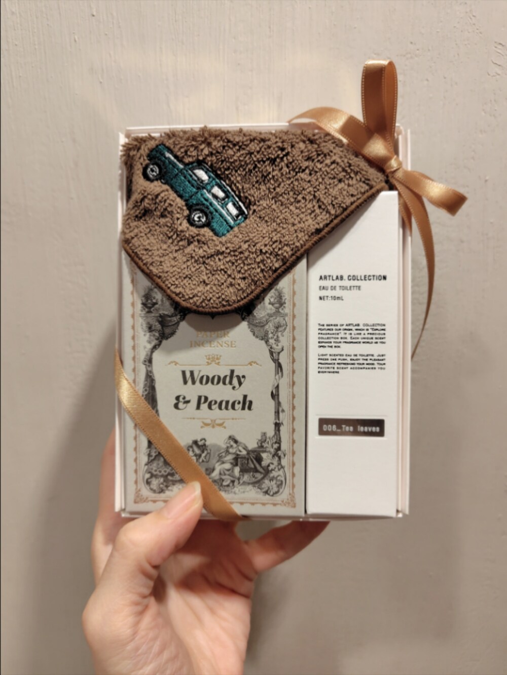 その他のルームフレグランス/お香、グレー系のハンカチ/ハンドタオル、ホワイト系の香水を着用したレディースの夏コーディネートの2枚目の写真