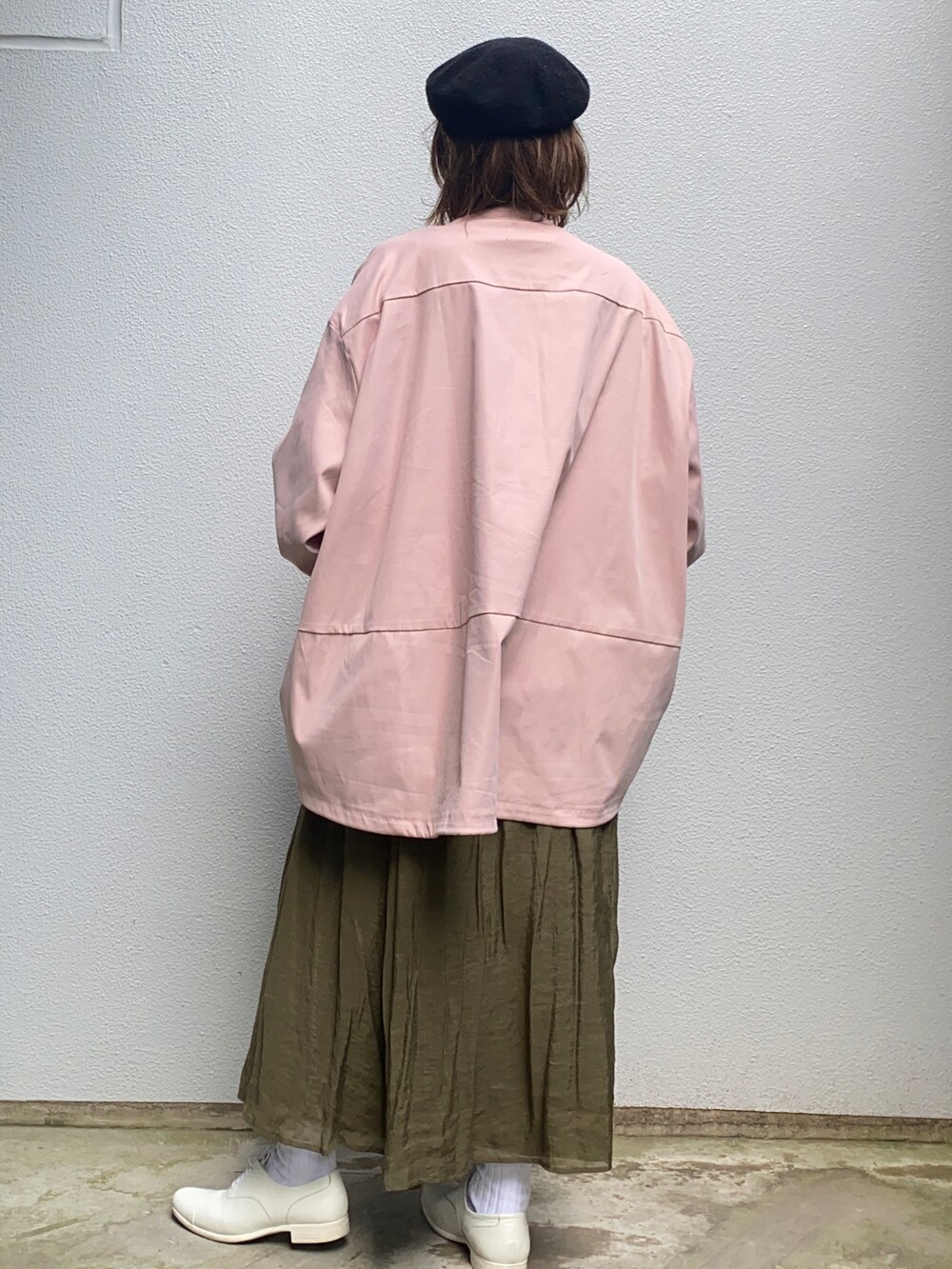 ピンク系のブルゾン、ホワイト系のTシャツ/カットソー、グリーン系のスカートを着用したレディースの春コーディネートの2枚目の写真