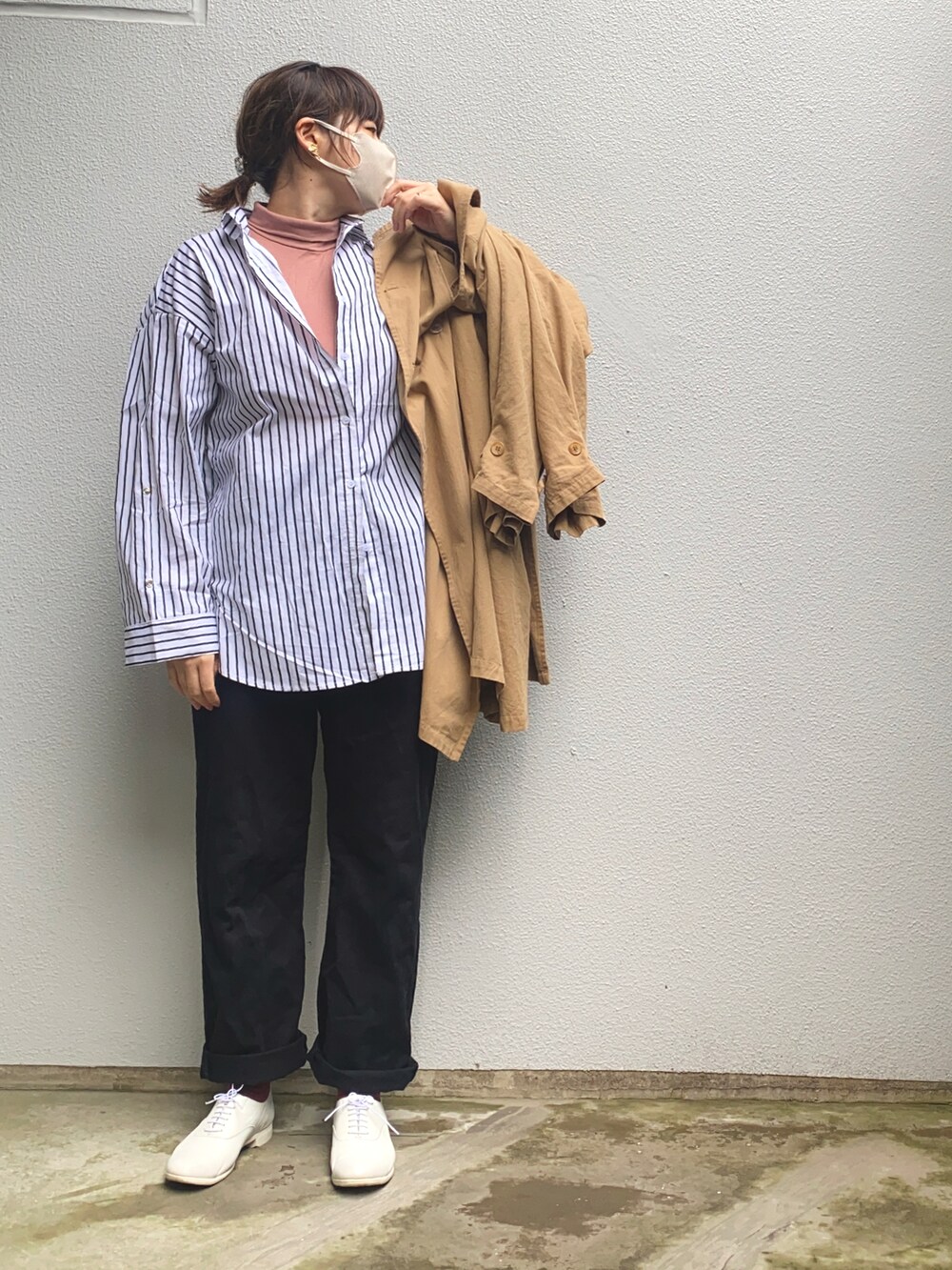 「オトナカジュアル、春服、カジュアルコーデ、パンツスタイル、シャツスタイル、プチプラコーデ、ストライプ、ストライプシャツ、トレンチコート、SHEIN」｜「Libra Cueのパフボリュームトレンチコート（トレンチコート、ベージュ系）」を使った、ヤスカタフクさん（レディース・166cm）の春コーディネートの2枚目の写真