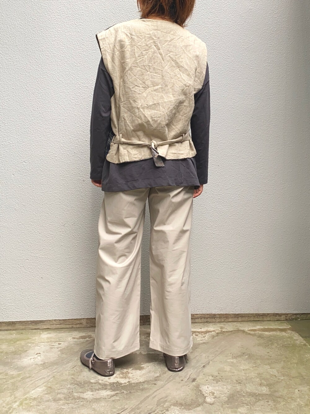 「トレンチコート、ベージュ、ベージュコーデ、ベージュパンツ、チェック、ベスト、レイヤードスタイル、ストール、きれいめカジュアル、パンツスタイル、春アウター」｜「古着のアイテム（ベスト、グレー系）」を使った、ヤスカタフクさん（レディース・166cm）の春コーディネートの3枚目の写真