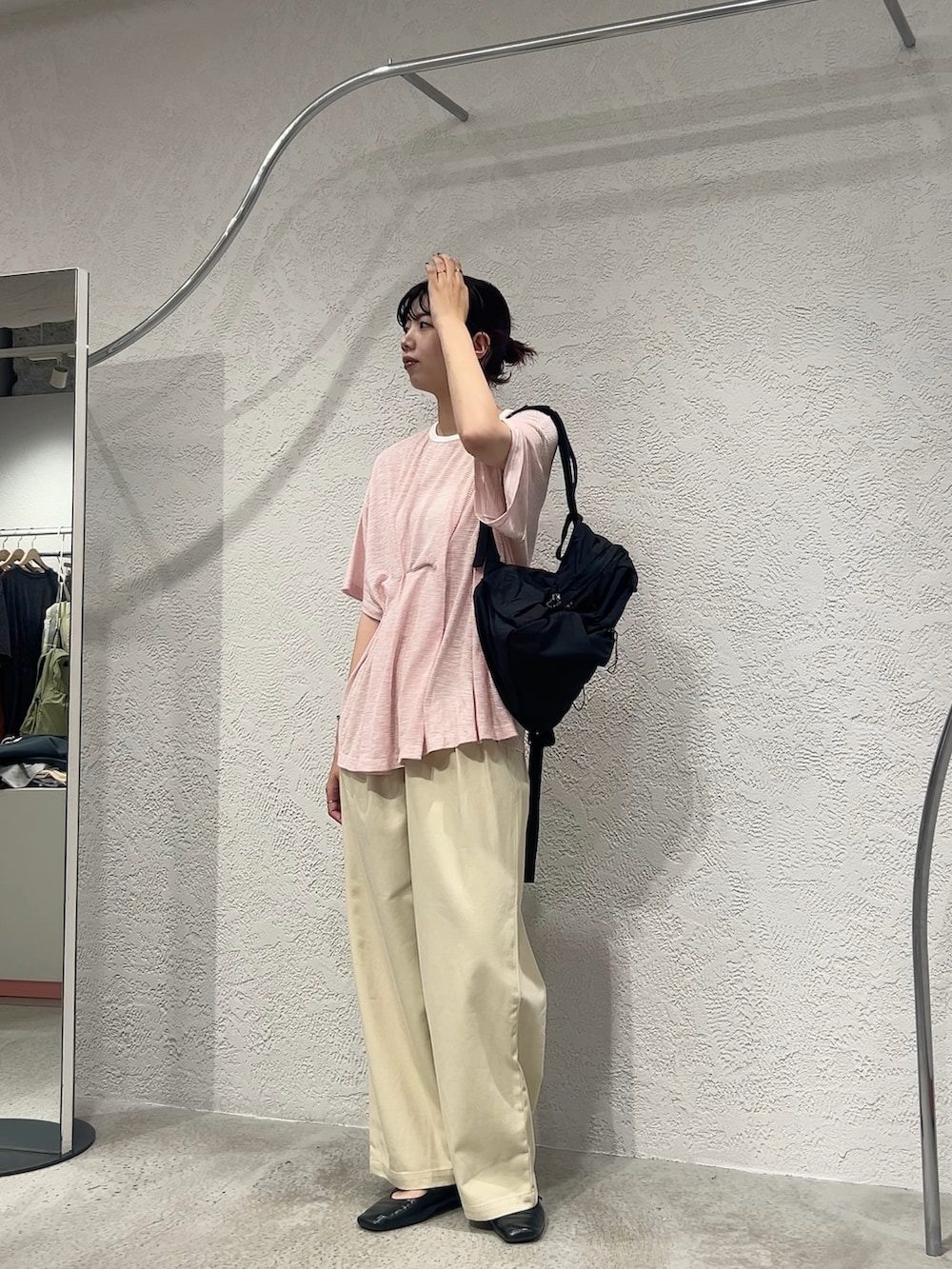 ピンク系のTシャツ/カットソー、ベージュ系のその他パンツ、ブラック系のバックパック/リュックを着用したレディースの夏コーディネートの3枚目の写真