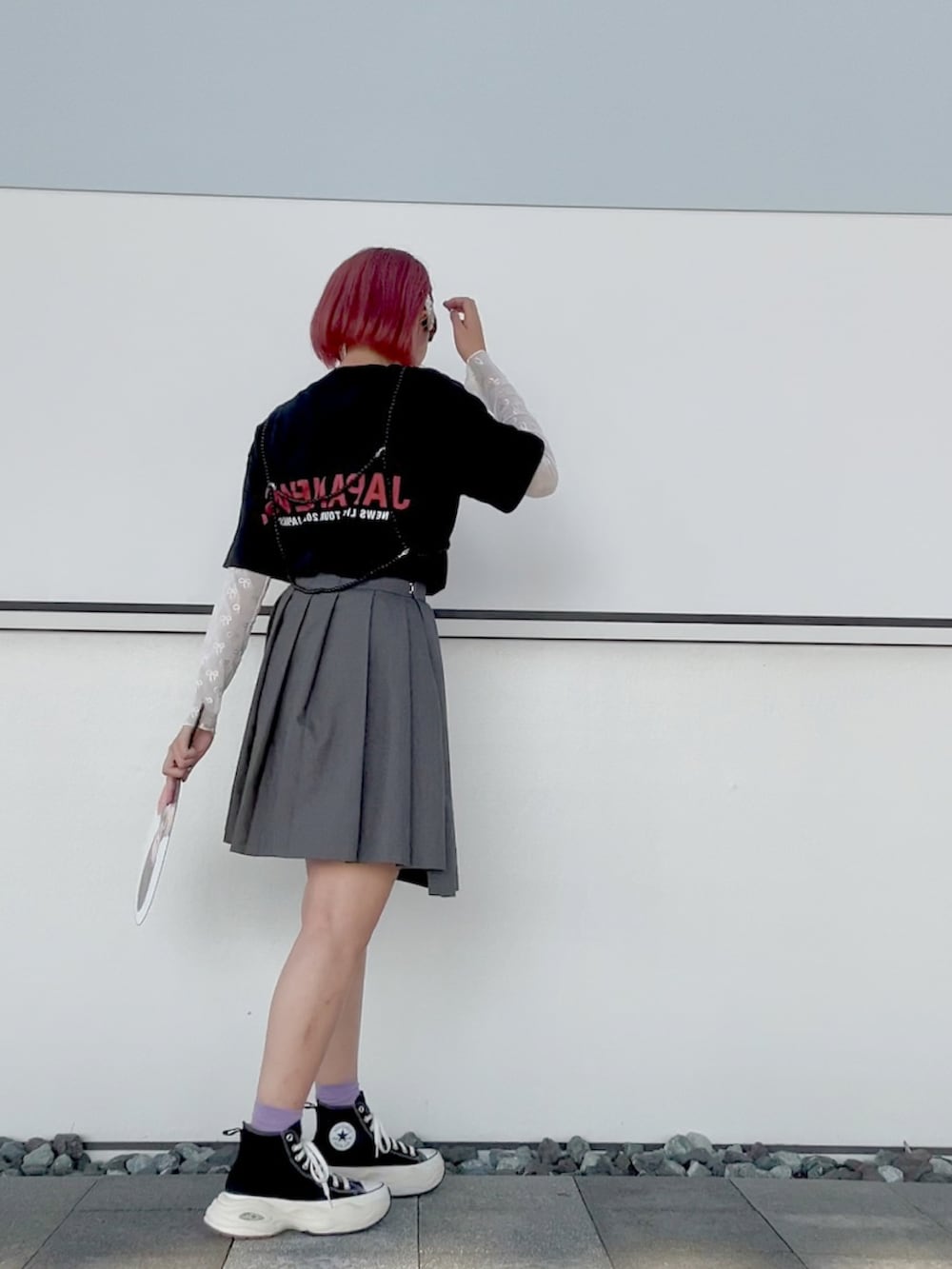 「秋っぽコーデ更新中、厚底シューズ、ガーリーコーデ、ライブTシャツ、参戦服、プリーツスカート、プチプラコーデ、モノトーンコーデ、スニーカーコーデ、秋コーデ」｜「KBFのプリーツスカートSETパンツ（その他パンツ、グレー系）」を使った、yuchiさん（骨格ナチュラル・レディース・169cm）の秋コーディネートの2枚目の写真