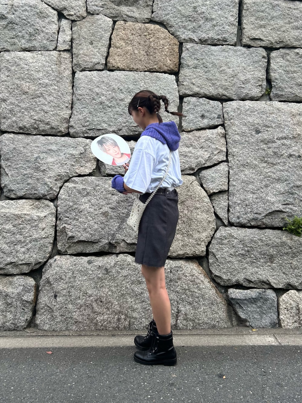 「秋冬コーデ、プチプラコーデ、プチプラ、参戦服、ライブTシャツ、コンサート、ジャニヲタ、バラクラバ、アームカバー、KBF、ローリーズファーム(LOWRYS FARM)、SHEIN、女子大生、パープルコーデ、紫コーデ」｜「KBFのカットオフミニスコート（その他パンツ、グレー系）」を使った、yuchiさん（骨格ナチュラル・レディース・169cm）の秋コーディネートの5枚目の写真