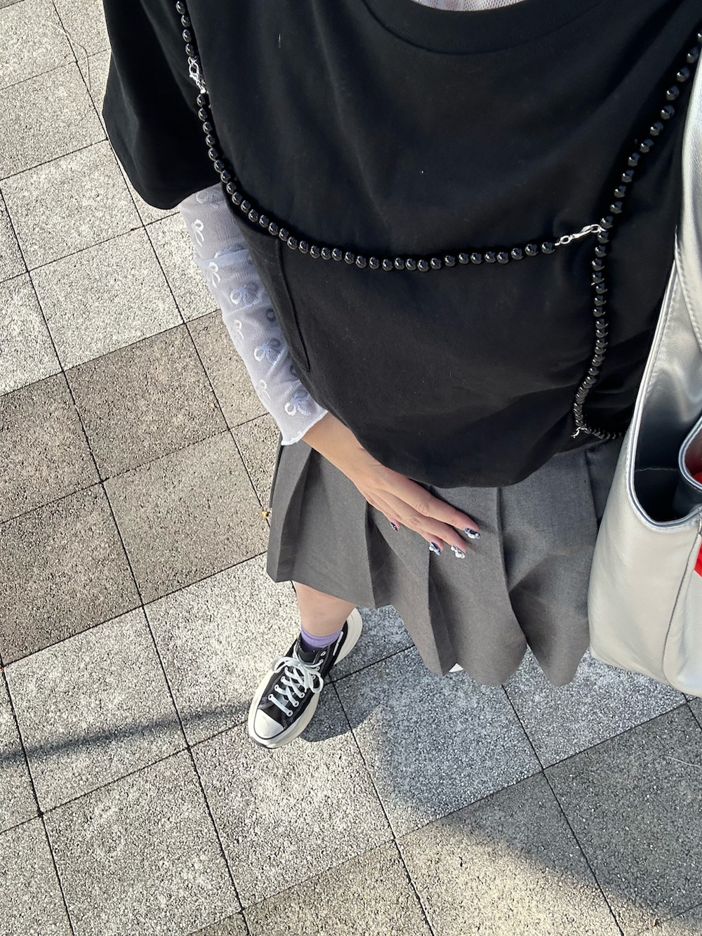 「秋っぽコーデ更新中、厚底シューズ、ガーリーコーデ、ライブTシャツ、参戦服、プリーツスカート、プチプラコーデ、モノトーンコーデ、スニーカーコーデ、秋コーデ」｜「KBFのプリーツスカートSETパンツ（その他パンツ、グレー系）」を使った、yuchiさん（骨格ナチュラル・レディース・169cm）の秋コーディネートの3枚目の写真