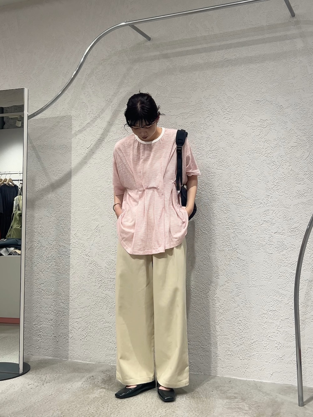 ピンク系のTシャツ/カットソー、ベージュ系のその他パンツ、ブラック系のバックパック/リュックを着用したレディースの夏コーディネートの2枚目の写真