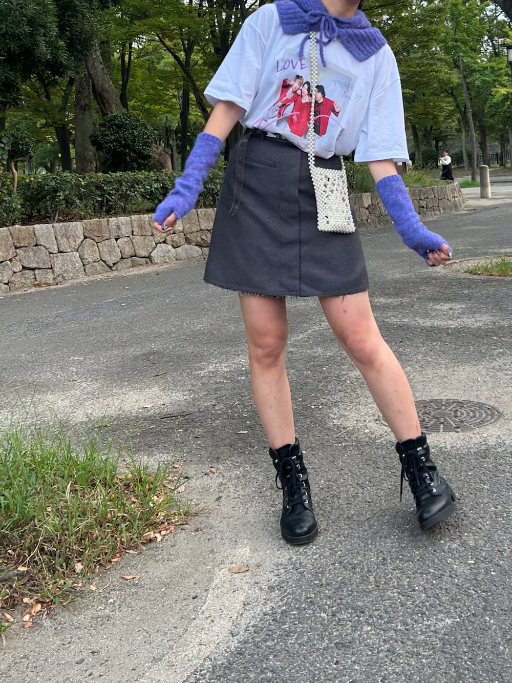 「秋冬コーデ、プチプラコーデ、プチプラ、参戦服、ライブTシャツ、コンサート、ジャニヲタ、バラクラバ、アームカバー、KBF、ローリーズファーム(LOWRYS FARM)、SHEIN、女子大生、パープルコーデ、紫コーデ」｜「KBFのカットオフミニスコート（その他パンツ、グレー系）」を使った、yuchiさん（骨格ナチュラル・レディース・169cm）の秋コーディネートの2枚目の写真