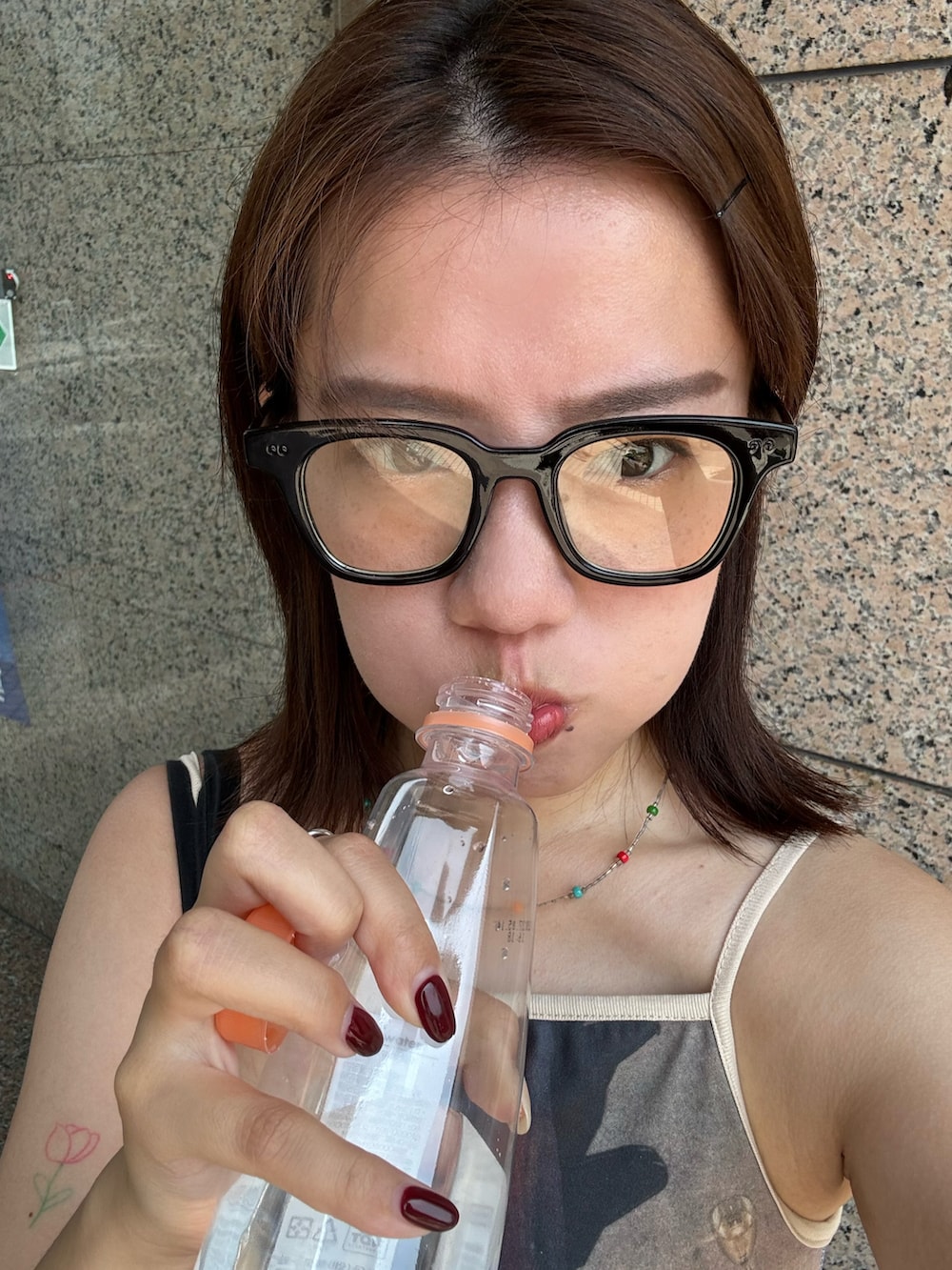 ホワイト系のチューブトップ、その他のネックレスを着用したレディースの夏コーディネートの2枚目の写真