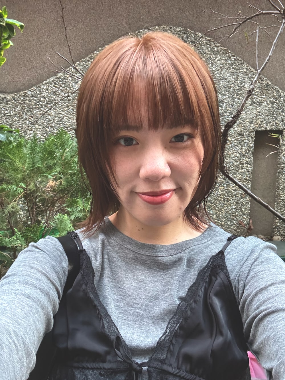 ホワイト系のスニーカー、グレー系のその他トップスを着用したレディースの冬コーディネートの3枚目の写真