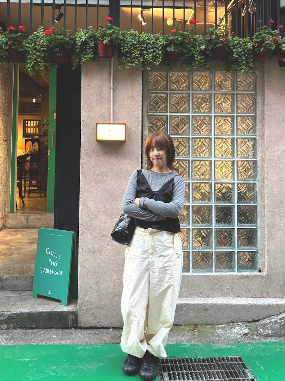 ホワイト系のスニーカー、グレー系のその他トップスを着用したレディースの冬コーディネートの2枚目の写真