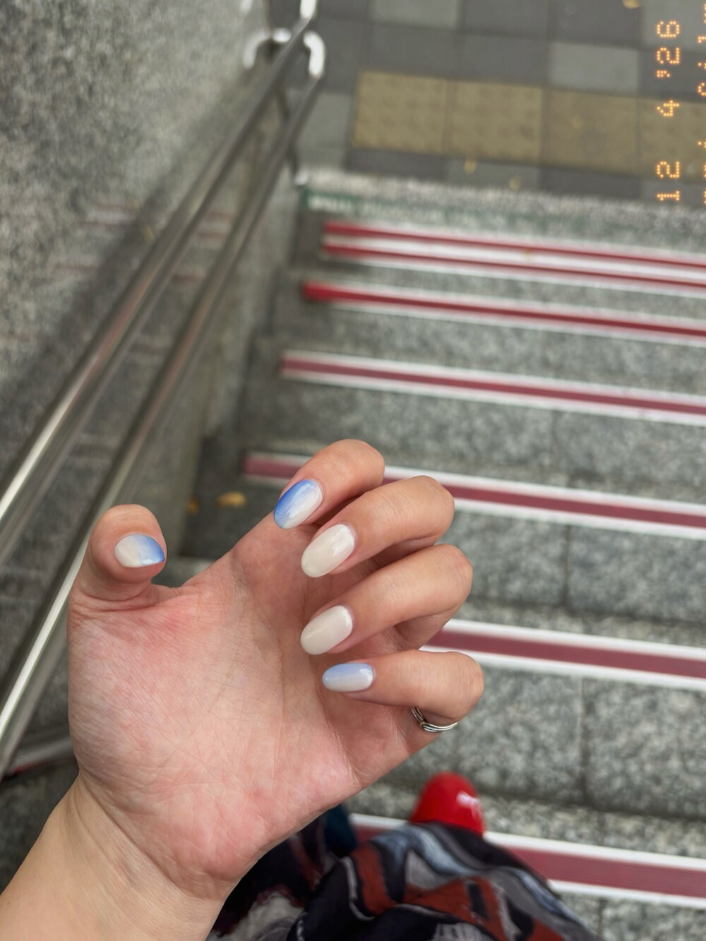 グリーン系のトップス、ブラック系のスニーカーを着用したレディースの春コーディネートの3枚目の写真