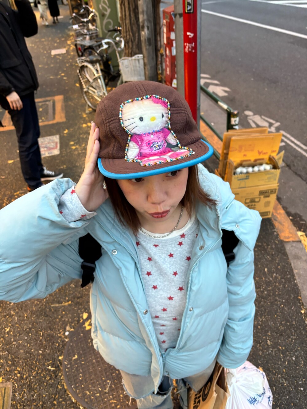 その他のTシャツ/カットソー、ブルー系のブルゾン、ブルー系のデニムパンツを着用したレディースの冬コーディネートの2枚目の写真