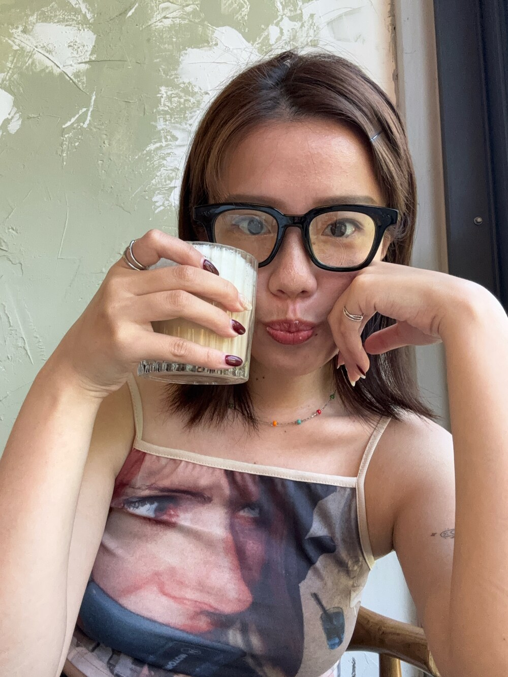 ホワイト系のチューブトップ、その他のネックレスを着用したレディースの夏コーディネートの3枚目の写真
