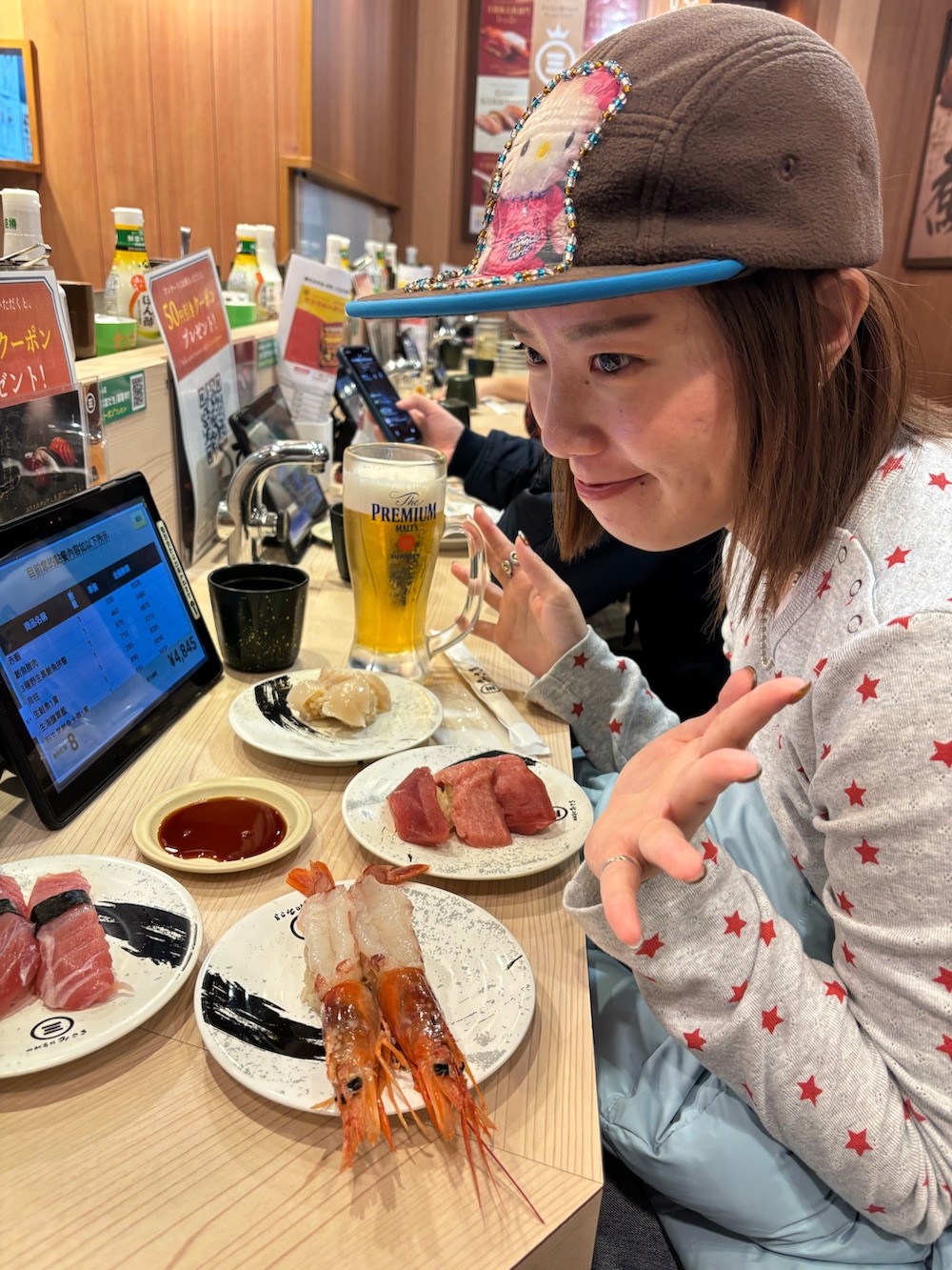 その他のTシャツ/カットソー、ブルー系のブルゾン、ブルー系のデニムパンツを着用したレディースの冬コーディネートの3枚目の写真