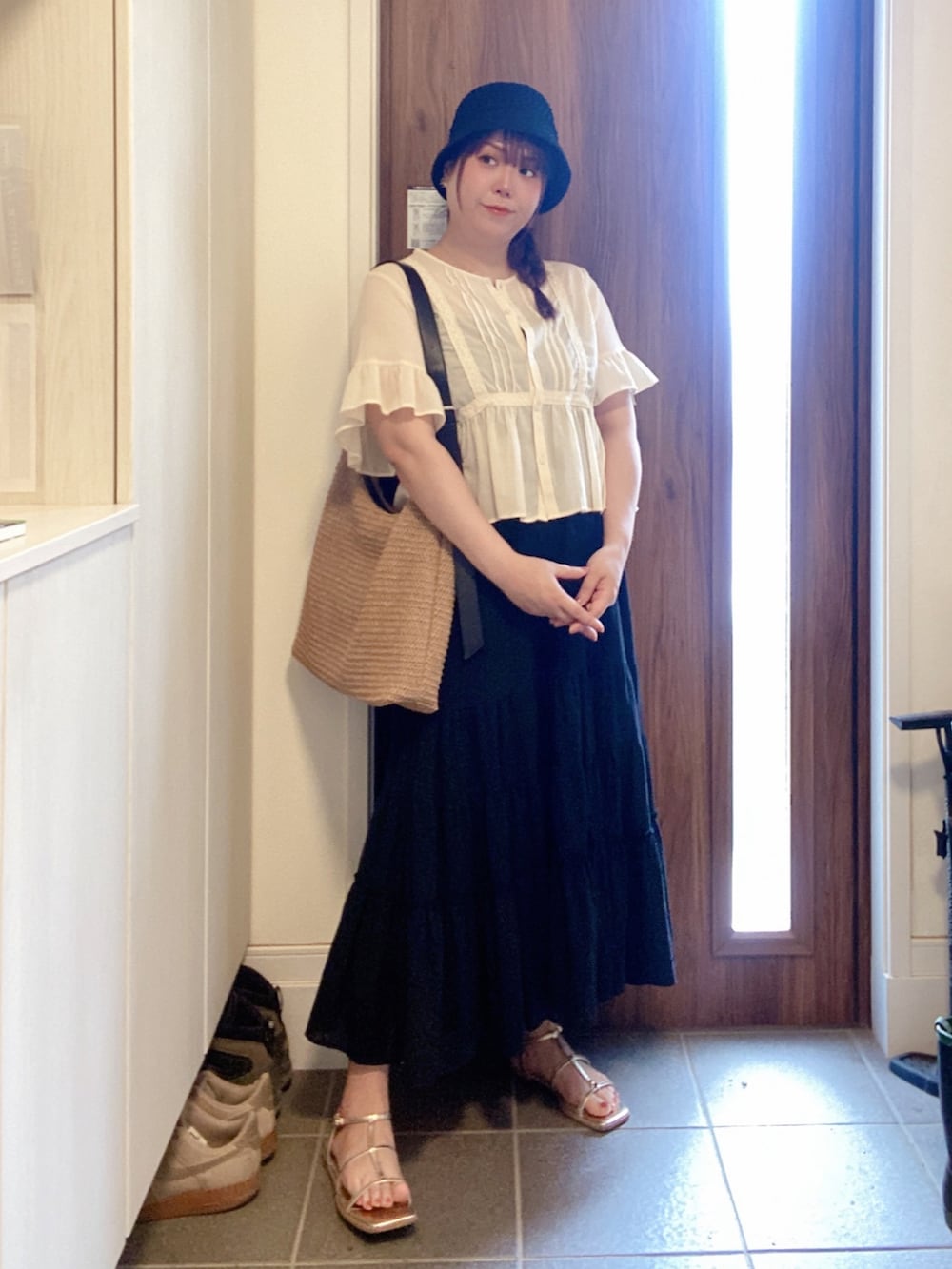 ホワイト系のシャツ/ブラウス、ブラック系のスカート、ブラック系のキャミソールを着用したレディースの夏コーディネートの2枚目の写真