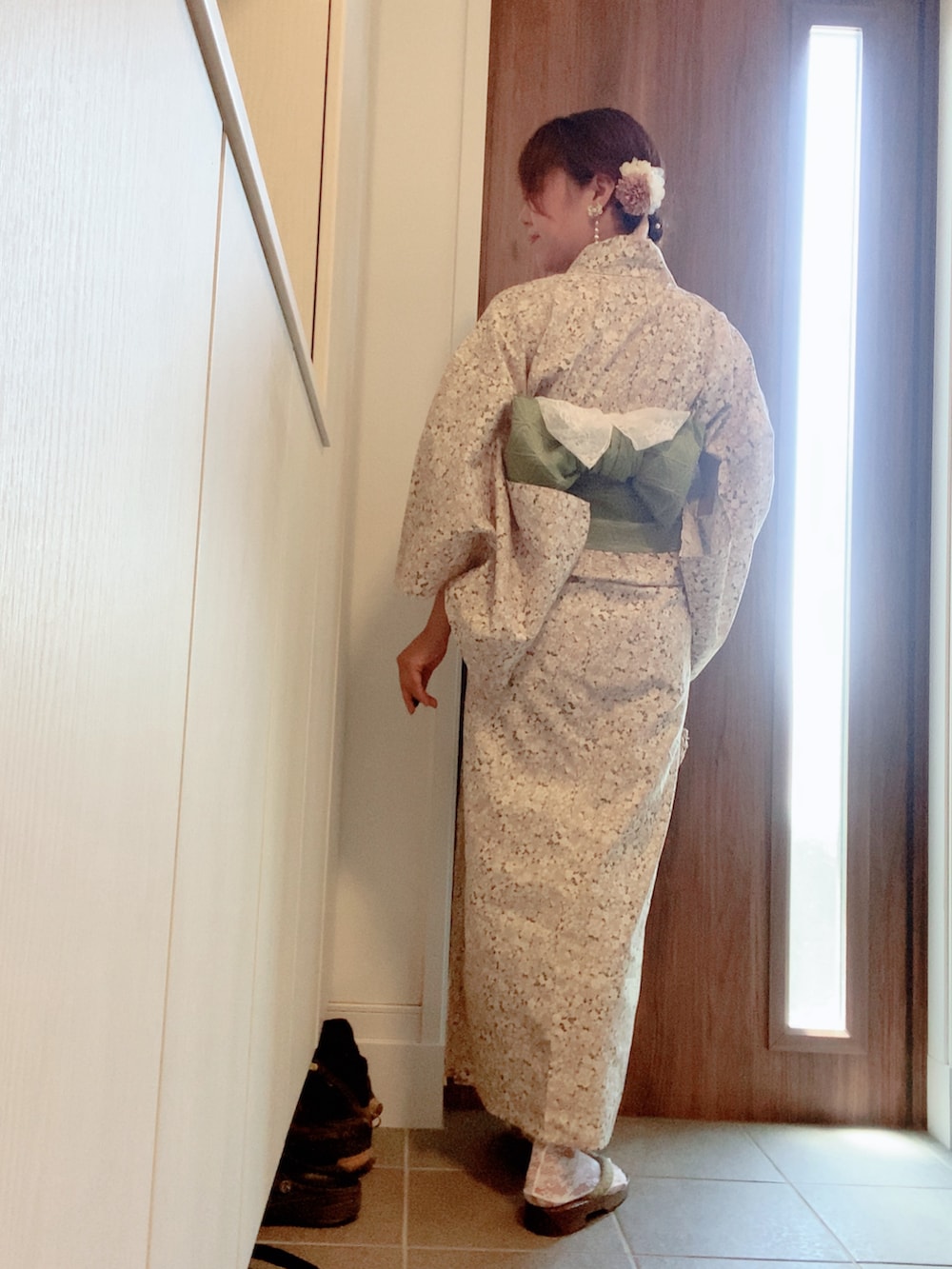 ベージュ系のかごバッグ、ベージュ系の浴衣、ベージュ系のピアス（両耳用）を着用したレディースの夏コーディネートの2枚目の写真