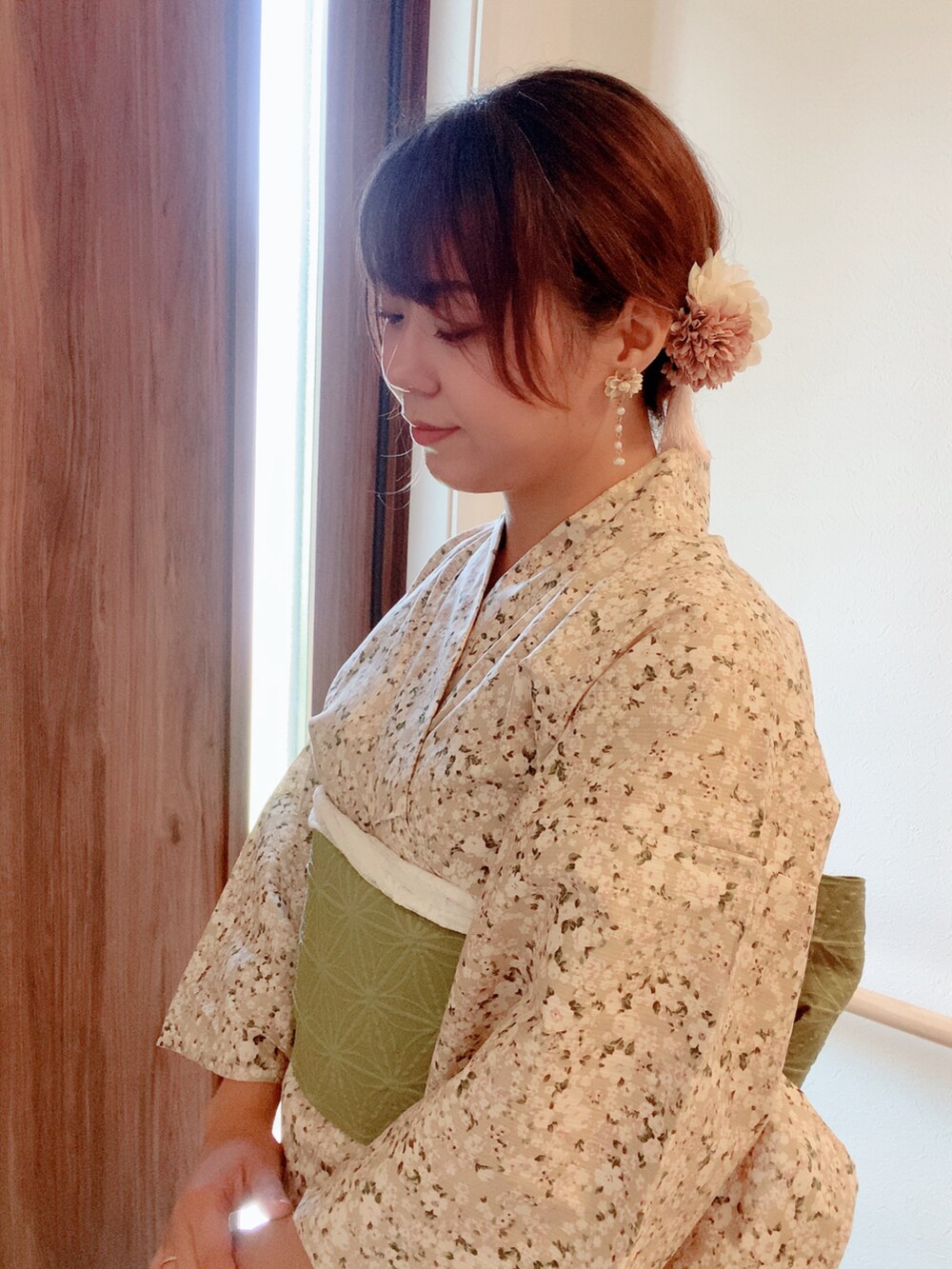 ベージュ系のかごバッグ、ベージュ系の浴衣、ベージュ系のピアス（両耳用）を着用したレディースの夏コーディネートの4枚目の写真
