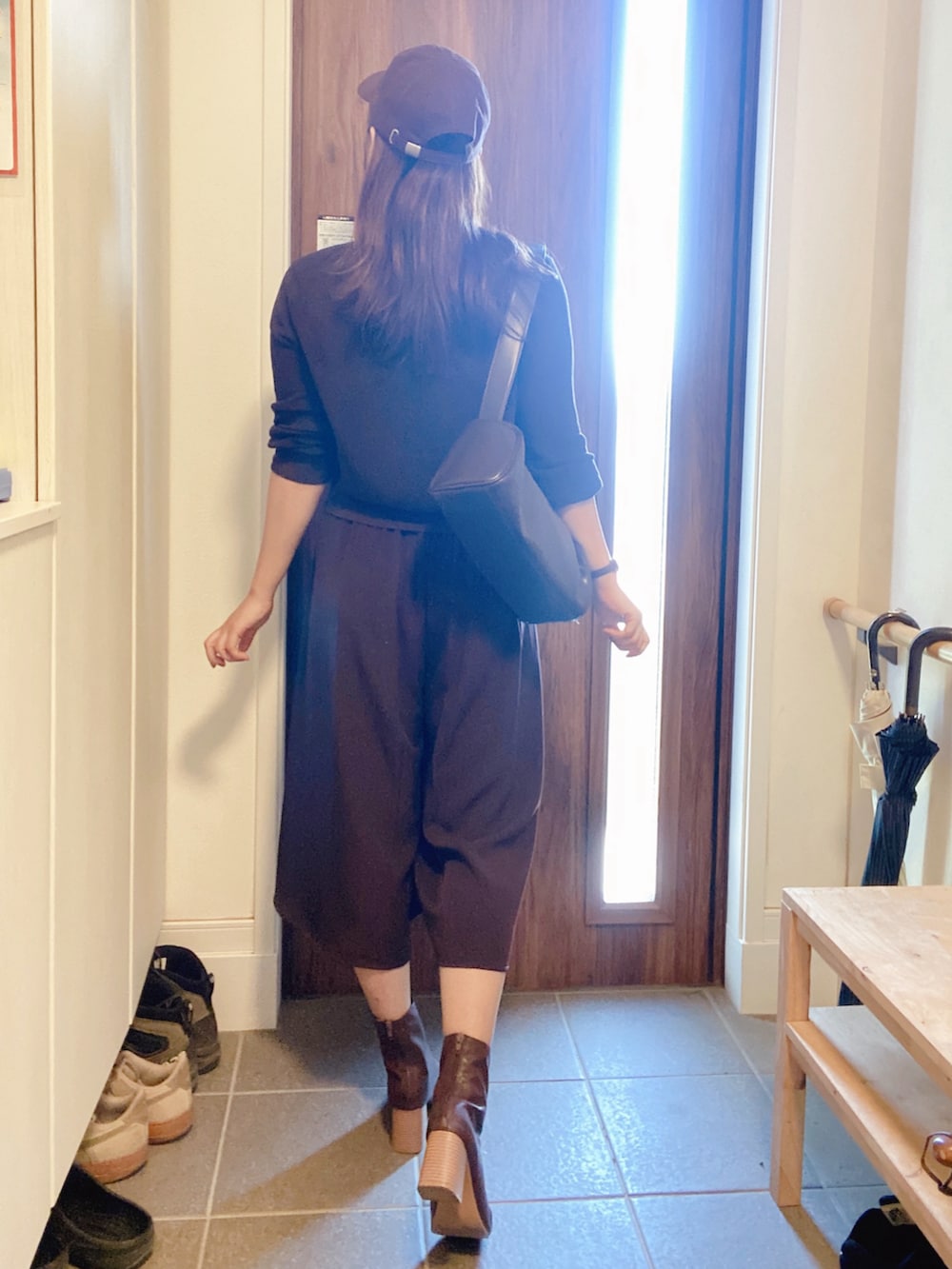 ブラウン系のパンツ、ブラウン系のカーディガン/ボレロ、ブラウン系のキャミソールを着用したレディースの夏コーディネートの3枚目の写真