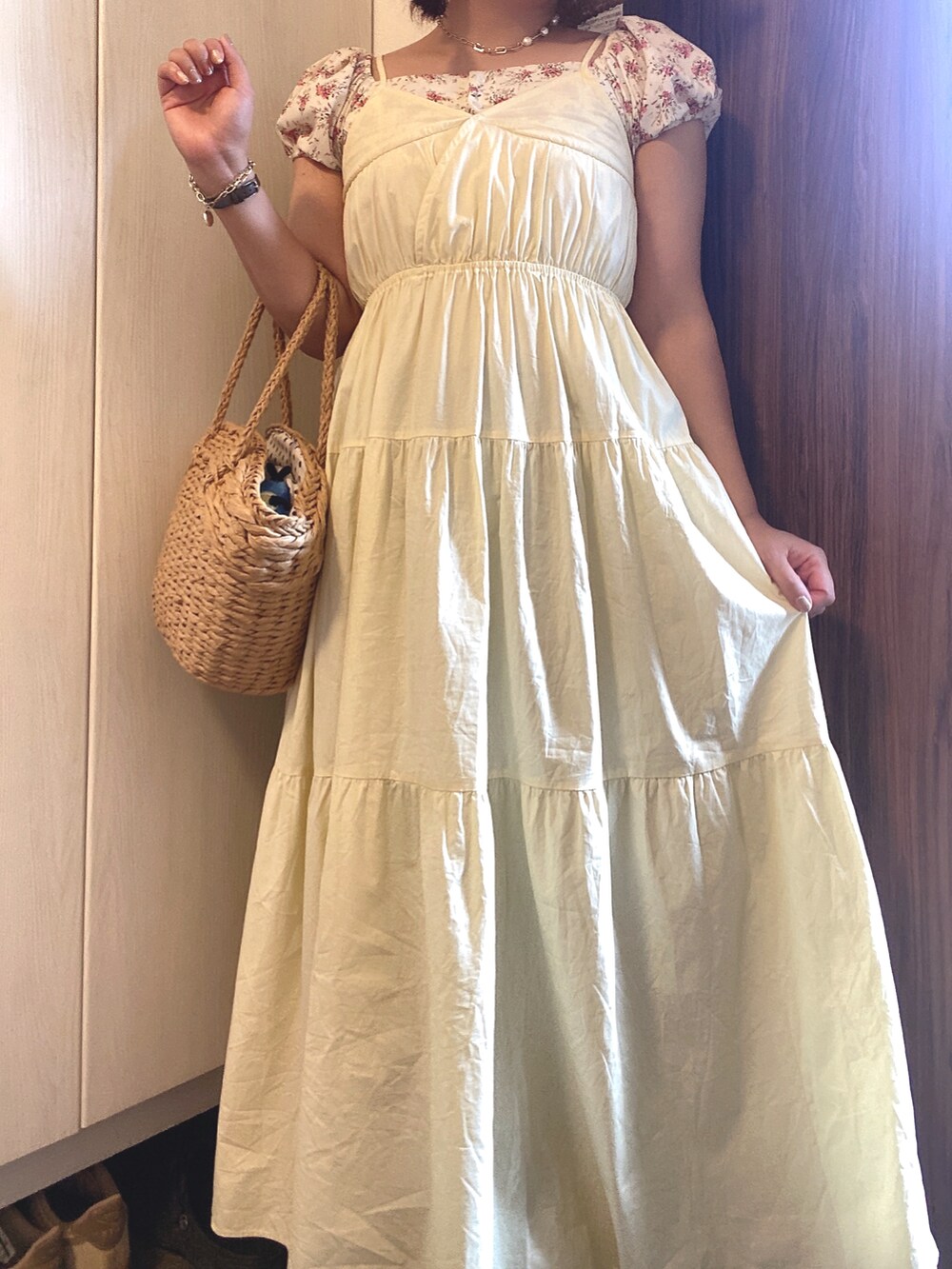 ピンク系のスニーカー、イエロー系のワンピース、ベージュ系のかごバッグを着用したレディースの夏コーディネートの4枚目の写真