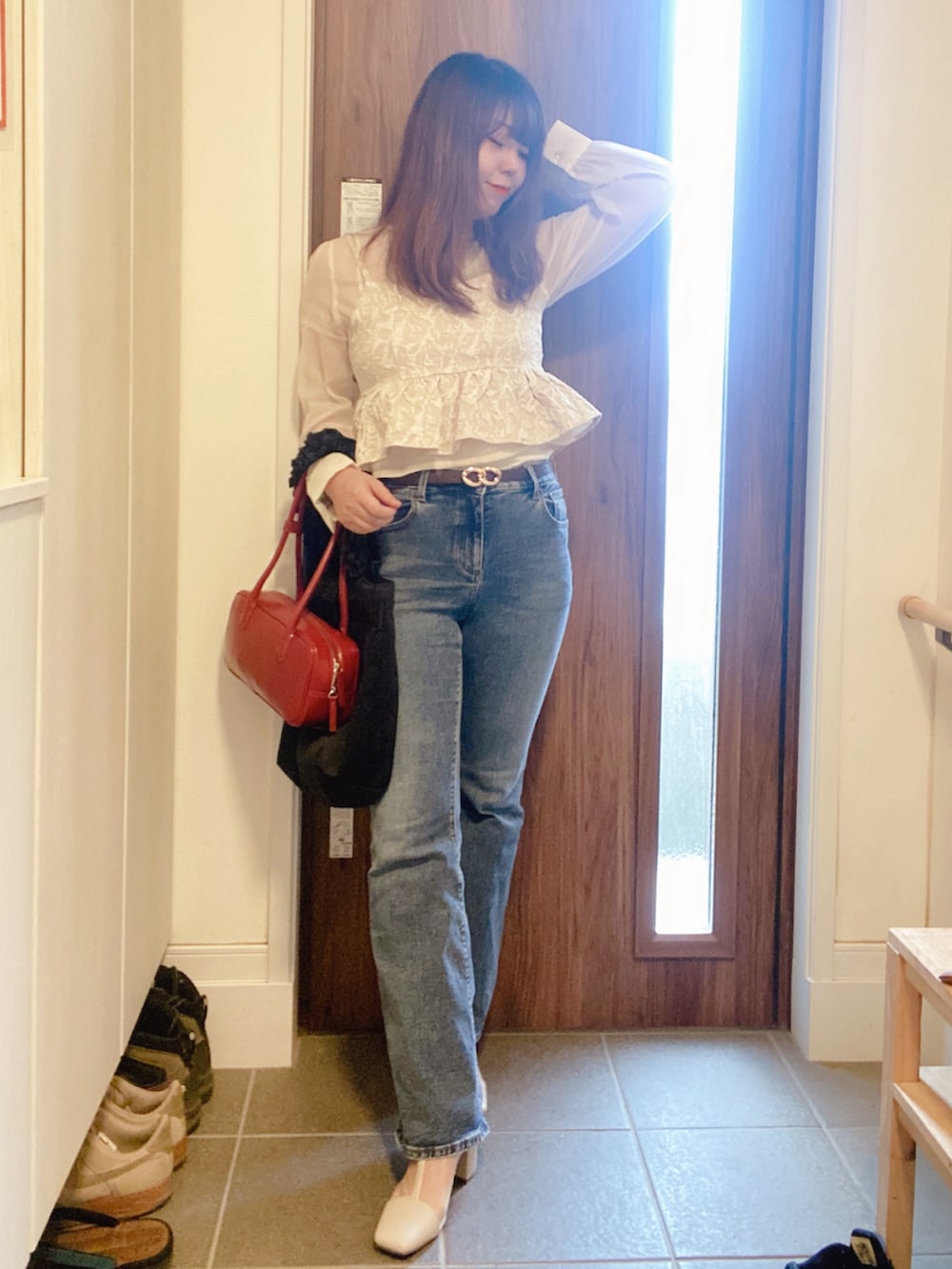ベージュ系のその他アウター、ホワイト系のシャツ/ブラウス、ブルー系のデニムパンツを着用したレディースの秋コーディネートの3枚目の写真