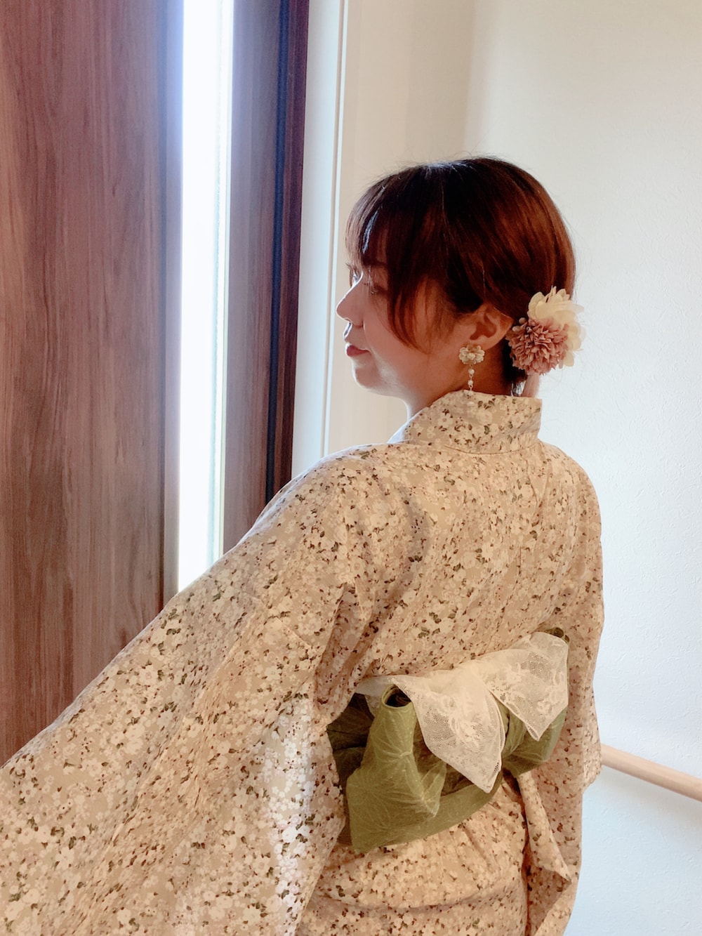 ベージュ系のかごバッグ、ベージュ系の浴衣、ベージュ系のピアス（両耳用）を着用したレディースの夏コーディネートの3枚目の写真