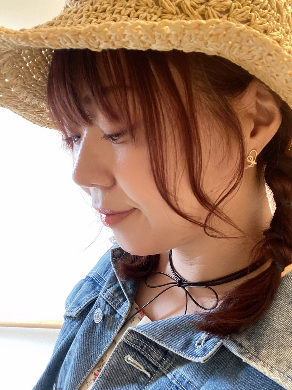 イエロー系のスカート、ベージュ系のかごバッグ、ホワイト系のバレエシューズを着用したレディースの春コーディネートの5枚目の写真