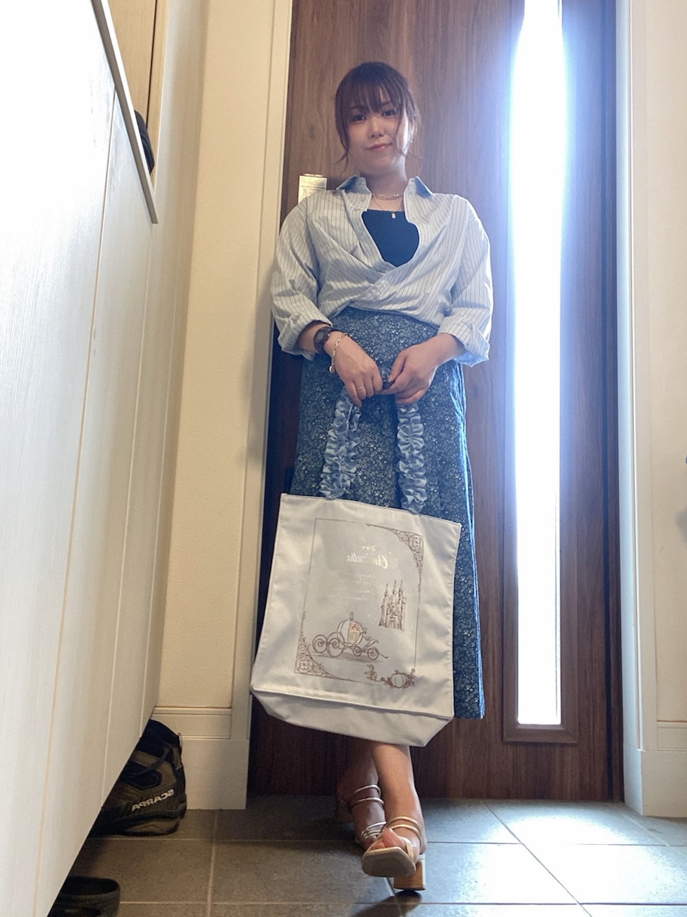 ブルー系のシャツ/ブラウス、ブラック系のキャミソール、ブルー系のデニムスカートを着用したレディースの春コーディネートの2枚目の写真