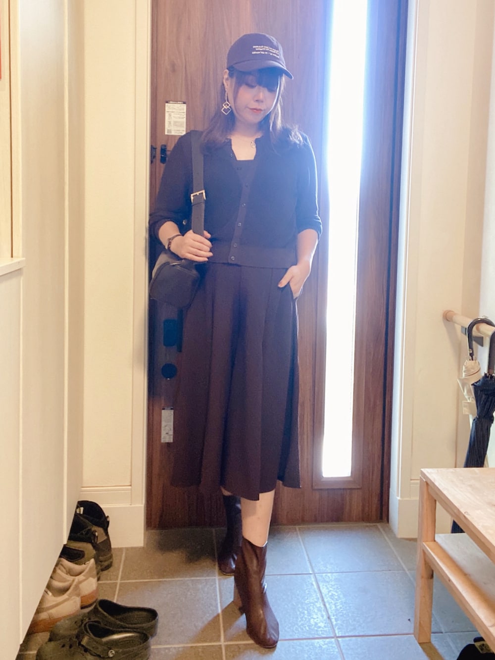 ブラウン系のパンツ、ブラウン系のカーディガン/ボレロ、ブラウン系のキャミソールを着用したレディースの夏コーディネートの2枚目の写真