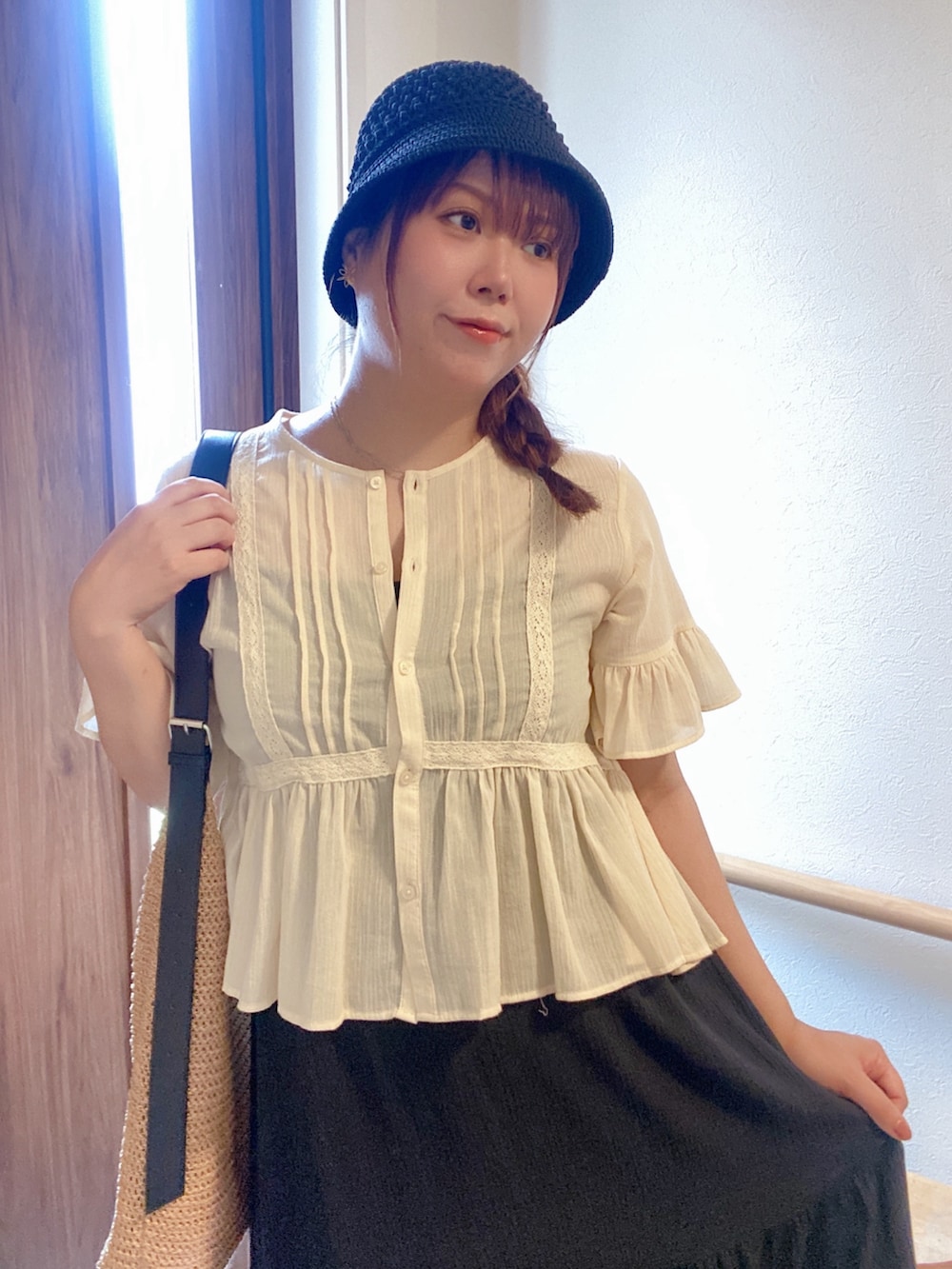 ホワイト系のシャツ/ブラウス、ブラック系のスカート、ブラック系のキャミソールを着用したレディースの夏コーディネートの4枚目の写真