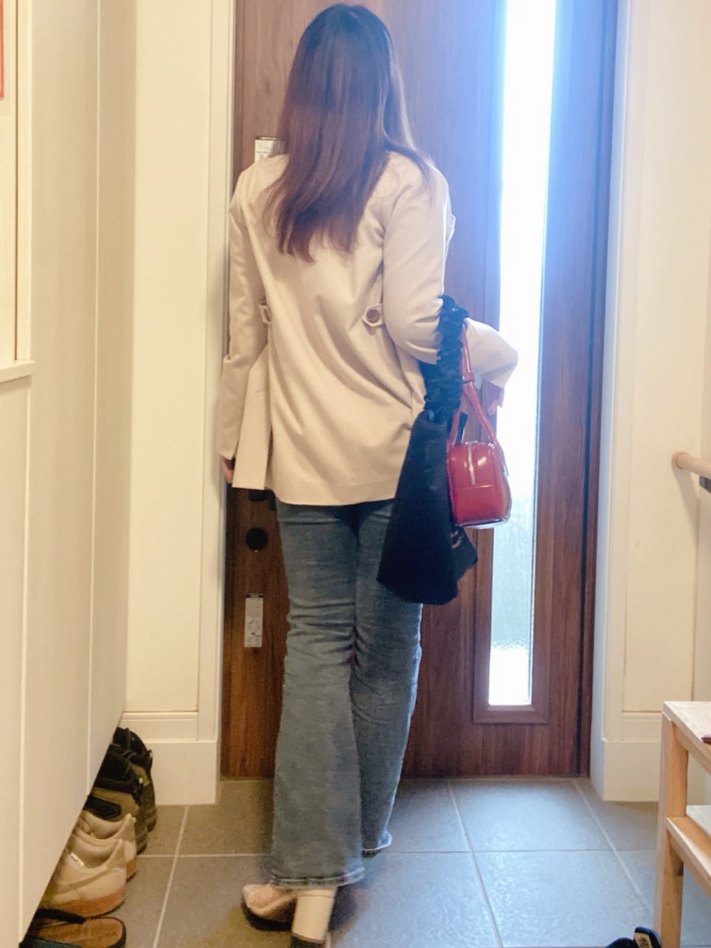 ベージュ系のその他アウター、ホワイト系のシャツ/ブラウス、ブルー系のデニムパンツを着用したレディースの秋コーディネートの2枚目の写真
