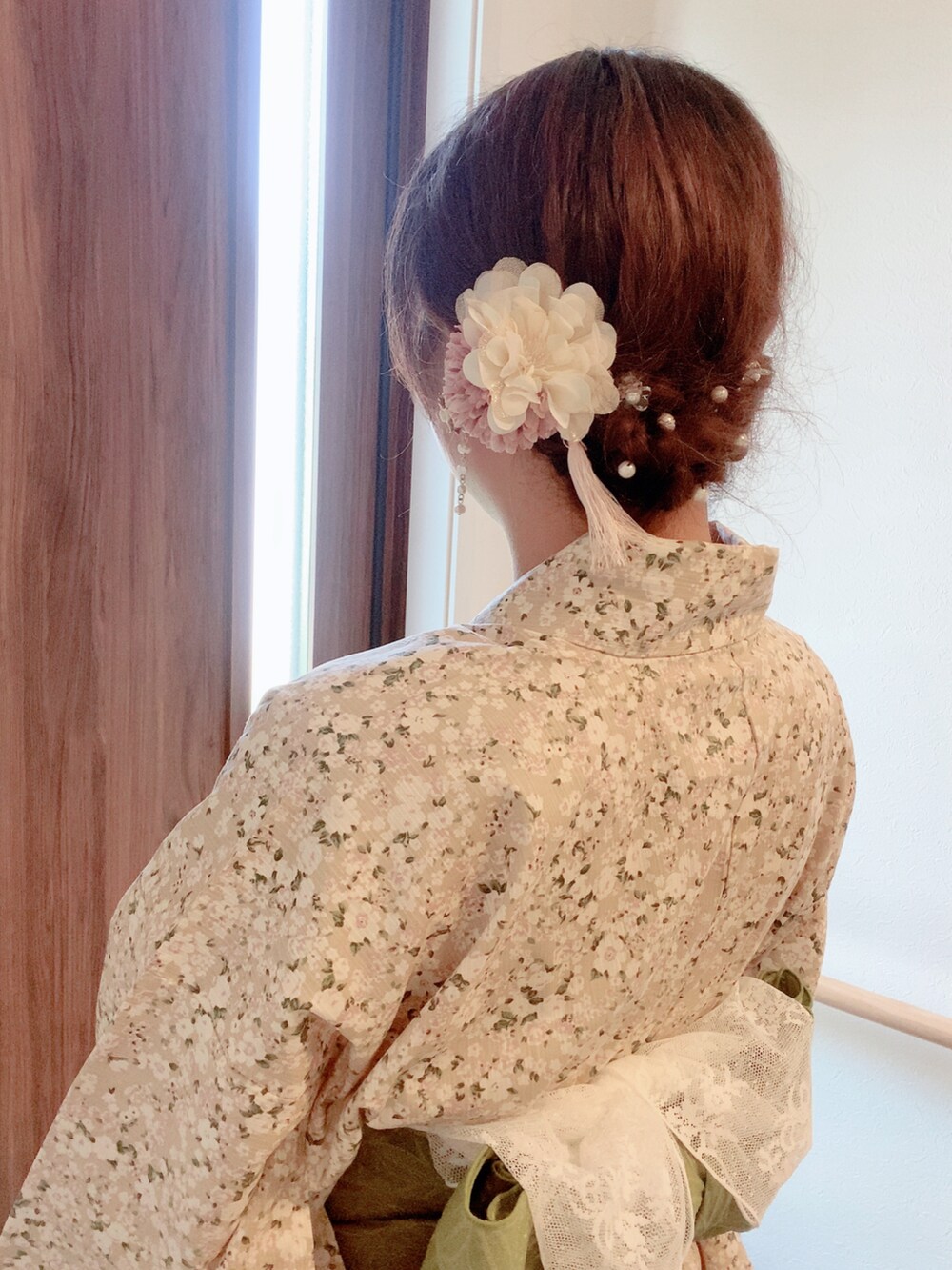 ベージュ系のかごバッグ、ベージュ系の浴衣、ベージュ系のピアス（両耳用）を着用したレディースの夏コーディネートの5枚目の写真