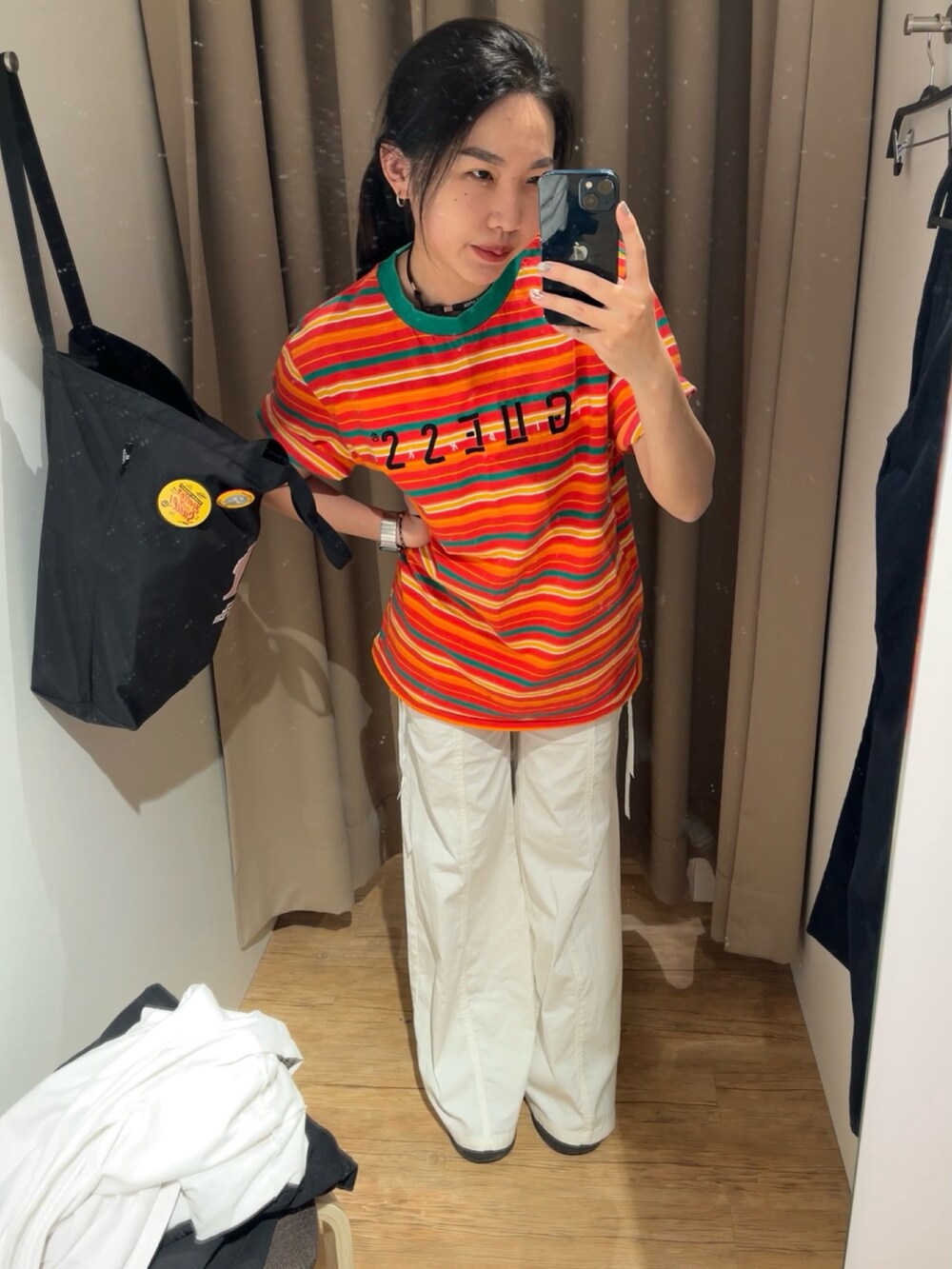 「GuessのGUESS x J BALVIN OVERSIZED STRIPED LONG-SLEEVE TEE（Tシャツ/カットソー、オレンジ系）」を使った、Frankie さん（レディース・165cm）の冬コーディネートの2枚目の写真