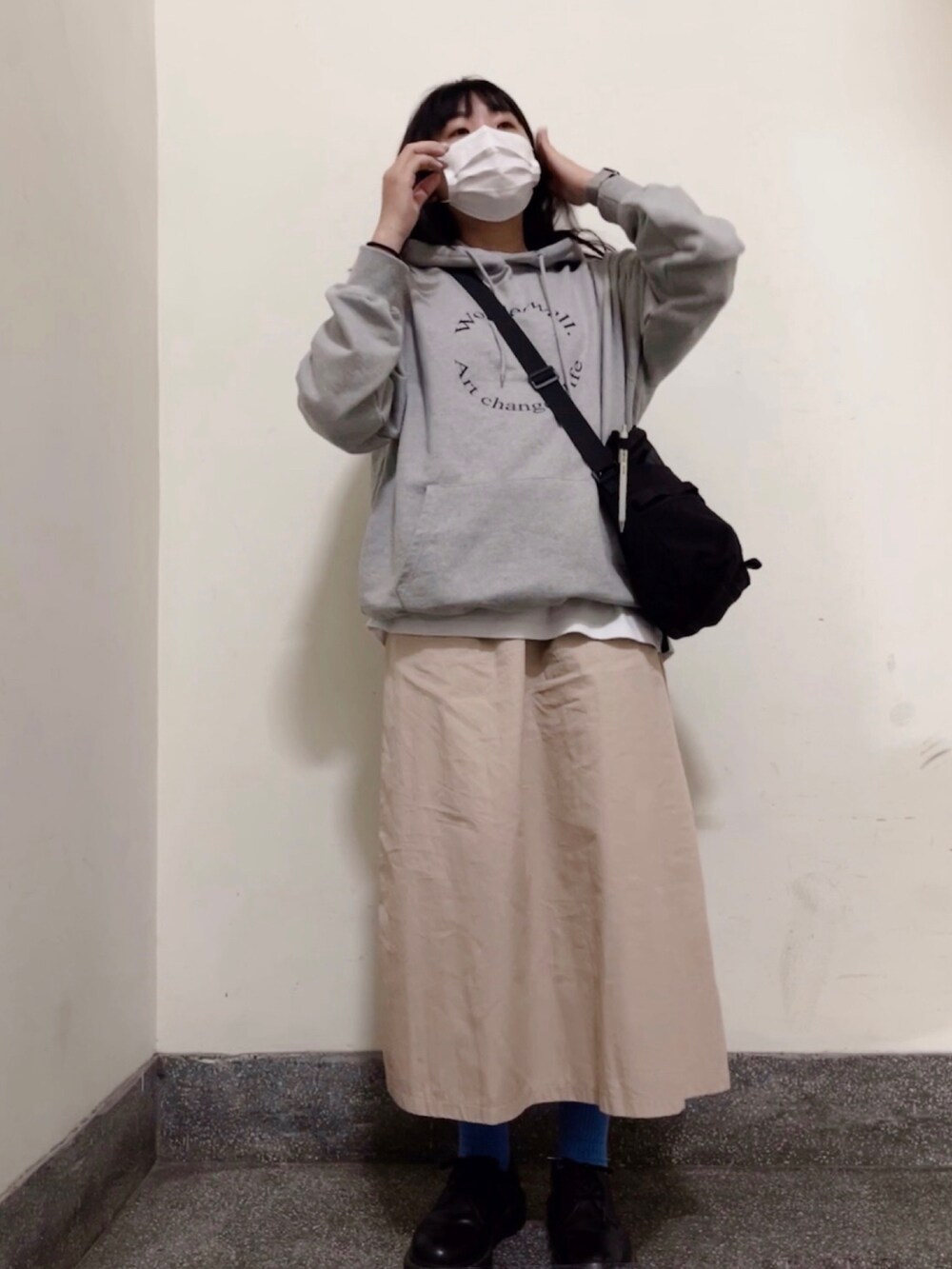 「wonderwallのアイテム（パーカー、グレー系）」を使った、Frankie さん（レディース・165cm）の春コーディネートの2枚目の写真