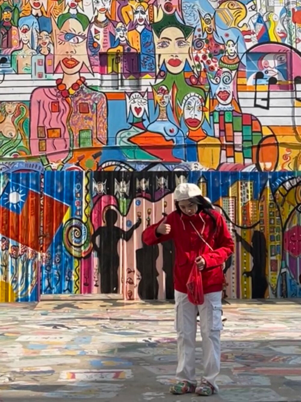 ホワイト系のチノパンツ、レッド系のジャケット/アウター、その他のサンダルを着用したレディースの冬コーディネートの2枚目の写真