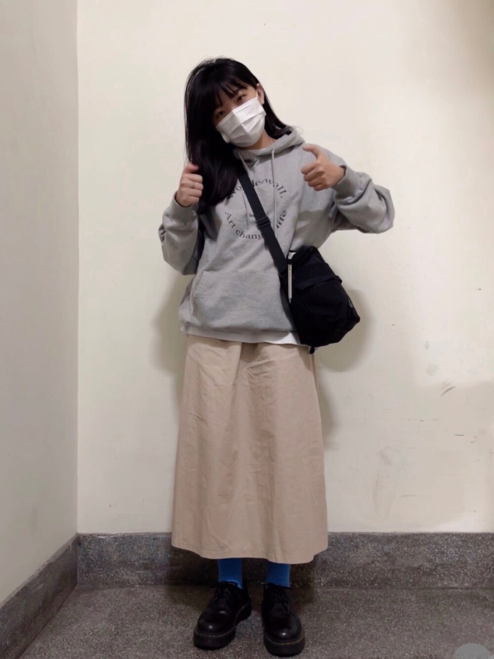 「wonderwallのアイテム（パーカー、グレー系）」を使った、Frankie さん（レディース・165cm）の春コーディネートの3枚目の写真
