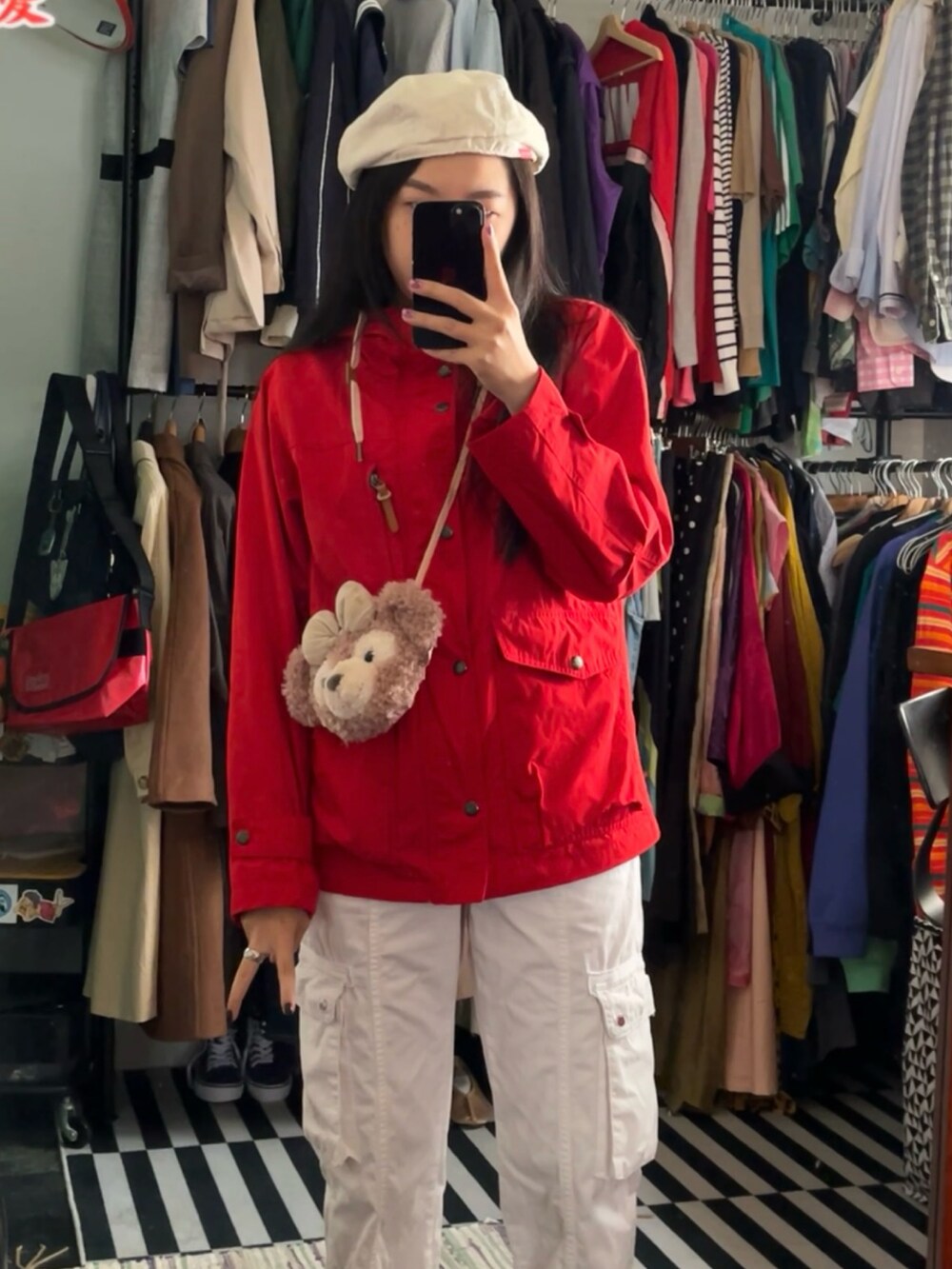 ホワイト系のチノパンツ、レッド系のジャケット/アウター、その他のサンダルを着用したレディースの冬コーディネートの3枚目の写真