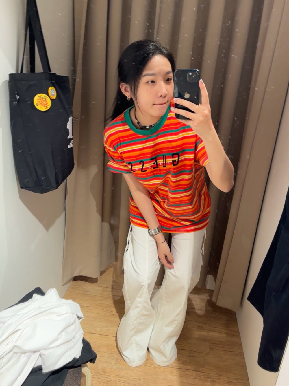 「GuessのGUESS x J BALVIN OVERSIZED STRIPED LONG-SLEEVE TEE（Tシャツ/カットソー、オレンジ系）」を使った、Frankie さん（レディース・165cm）の冬コーディネートの3枚目の写真