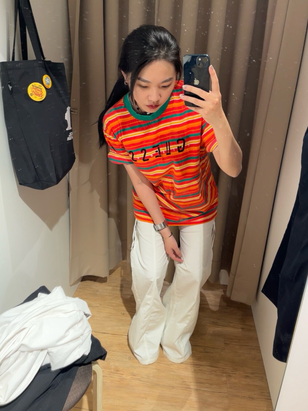 「GuessのGUESS x J BALVIN OVERSIZED STRIPED LONG-SLEEVE TEE（Tシャツ/カットソー、オレンジ系）」を使った、Frankie さん（レディース・165cm）の冬コーディネートの4枚目の写真